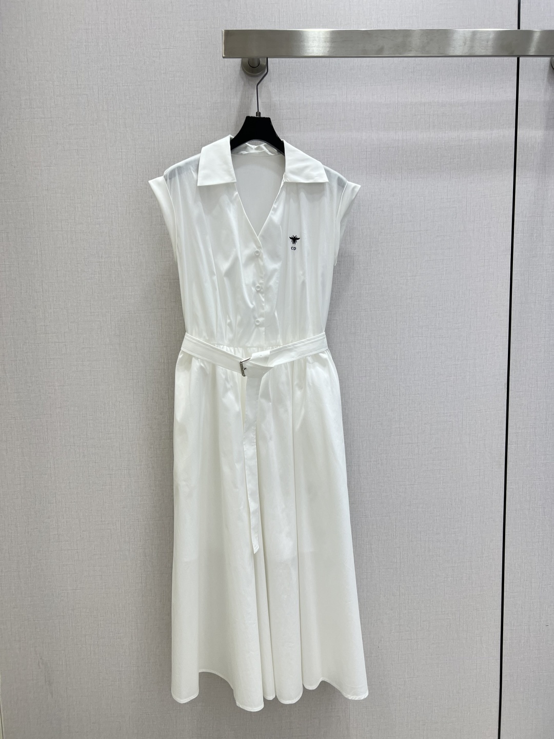 NO:751390,Highly recommended 26 early spring new style, sleeveless lapel belt dress with small V lapel neckline, little bee embroidery decoration, matching with its own cloth belt, full of high-end sense, two colors, SML code, high quality ABC,,skirts,19860909强烈推荐 26早春新款 无袖翻领腰带连衣裙小V翻领领口 小蜜蜂刺绣装饰 搭配本身布腰带 高级感拉满 两个色 SML码 高品质ABC,,skirts,,Women's clothing