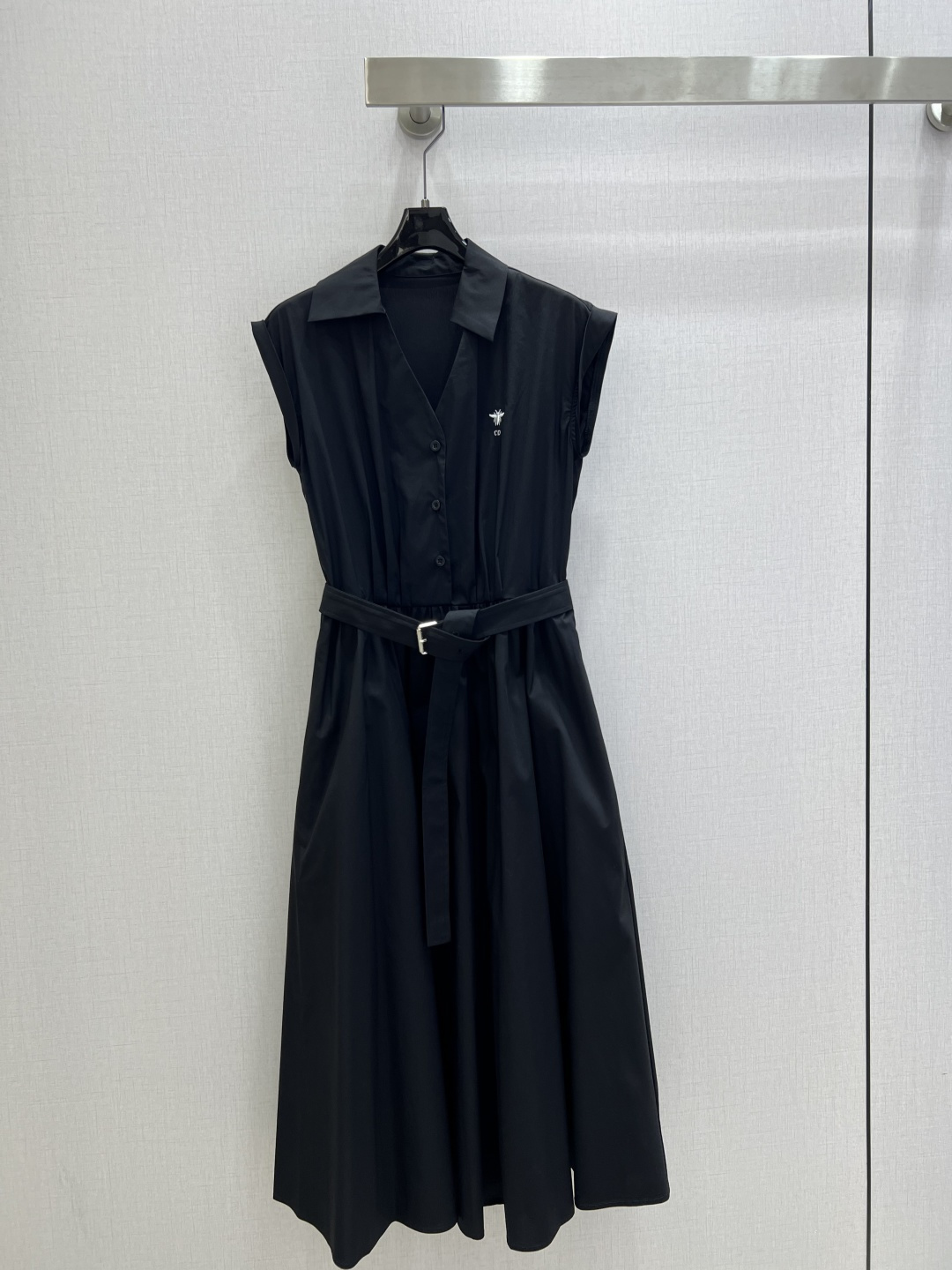 NO:751353,Highly recommended 26 early spring new style, sleeveless lapel belt dress with small V lapel neckline, little bee embroidery decoration, matching with its own cloth belt, full of high-end sense, two colors, SML code, high quality ABC,,skirts,19860909强烈推荐 26早春新款 无袖翻领腰带连衣裙小V翻领领口 小蜜蜂刺绣装饰 搭配本身布腰带 高级感拉满 两个色 SML码 高品质ABC,,skirts,,Women's clothing