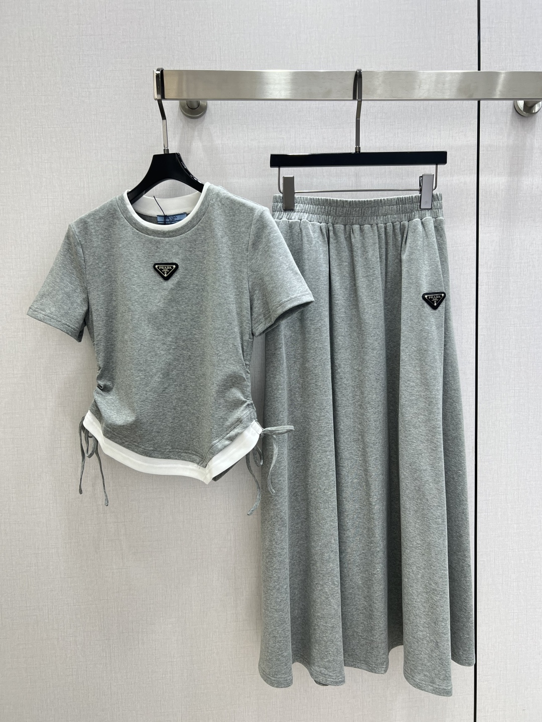 NO:751363,Highly recommended 26 early spring new style, contrasting color drawstring trousers suit, contrasting color T-shirt + skirt suit, classic triangle logo decoration, casual pants, three colors, SML code, high quality ABC, skirts, tees, t-shirt,19860909强烈推荐 26早春新款 撞色抽绳长裤套装 撞色T恤+半身裙套装 经典三角标装饰 休闲裤 三个色 SML码 高品质ABC,,skirts,tees，t-shirt,,Women's clothing