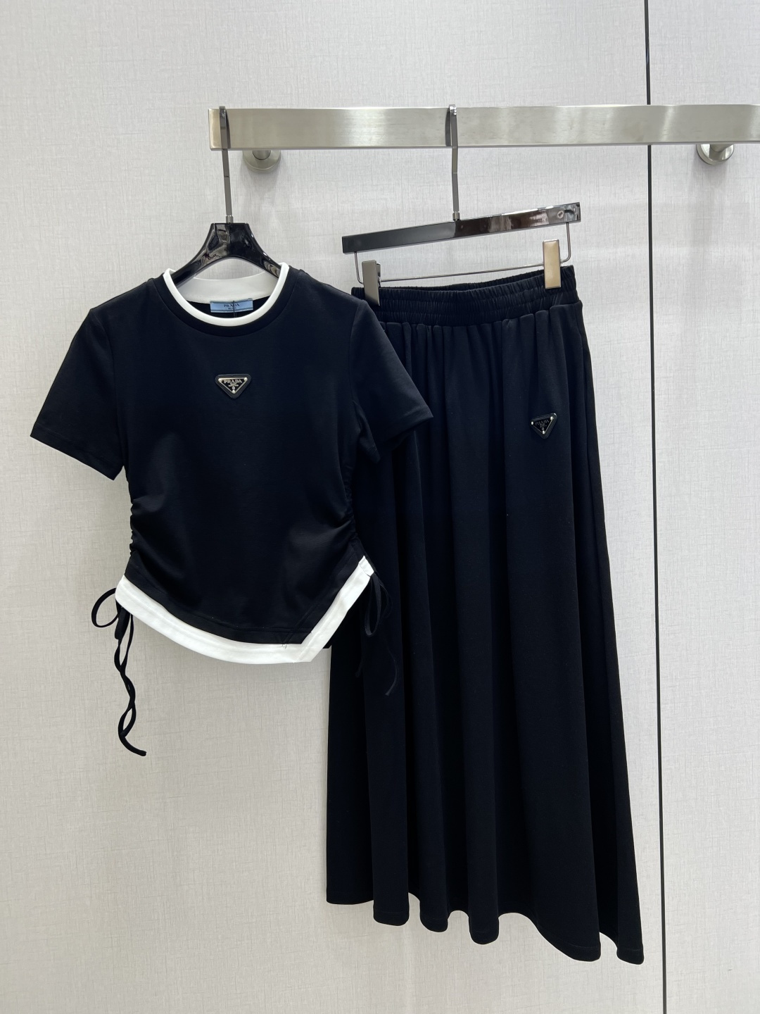 NO:751382,Highly recommended 26 early spring new style, contrasting color drawstring trousers suit, contrasting color T-shirt + skirt suit, classic triangle logo decoration, casual pants, three colors, SML code, high quality ABC, skirts, tees, t-shirt,19860909强烈推荐 26早春新款 撞色抽绳长裤套装 撞色T恤+半身裙套装 经典三角标装饰 休闲裤 三个色 SML码 高品质ABC,,skirts,tees，t-shirt,,Women's clothing