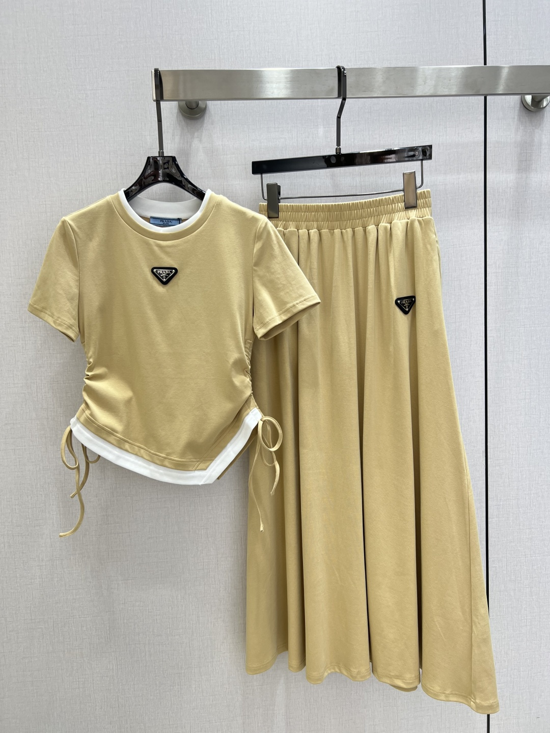 NO:751374,Highly recommended 26 early spring new style, contrasting color drawstring trousers suit, contrasting color T-shirt + skirt suit, classic triangle logo decoration, casual pants, three colors, SML code, high quality ABC, skirts, tees, t-shirt,19860909强烈推荐 26早春新款 撞色抽绳长裤套装 撞色T恤+半身裙套装 经典三角标装饰 休闲裤 三个色 SML码 高品质ABC,,skirts,tees，t-shirt,,Women's clothing