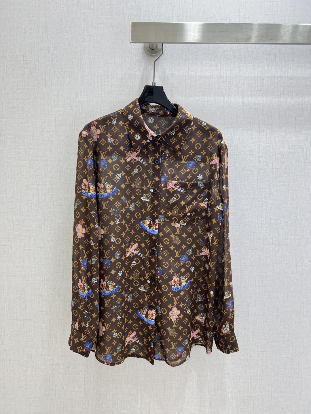 NO:751807,Highly recommended for the early spring of 26, the presbyopic lapel shirt is slightly see-through, looming, fashionable and discreet. It has a cute style and is easy to control. The small details are a plus. The workmanship is exquisite. The inner seams are sewn back and forth. The shirt is a great single product and combination. It is fashionable for age reduction. It has a good HOLD style. It wins the hearts of fairies. It is soft and textured. Classic work. One color SML code. High quality ABC, shirts.19860909强烈推荐 26早春新款 老花翻领衬衫 微透视 若隐若现时尚小心机 可A可乖的风格,版型属于谁都好驾驭的,满满小细节太加分了.做工精致 内线来去缝工艺衬衣做为单品和搭配都是杠把子 减龄时尚 好HOLD住造型 深得仙女心 柔软有质感 经典之作 一个色 SML码 高品质ABC,,shirts,,Women's clothing