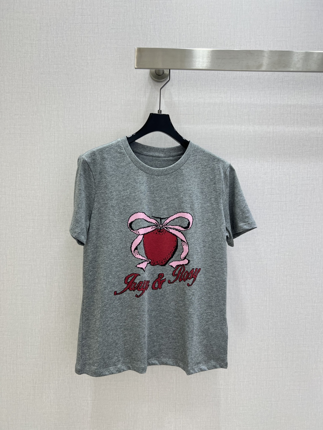 NO:751823,Highly recommended for the early spring of 26, the new Lucky Fruit printed short-sleeved T-shirt JORYA and ROSY co-branded the 'Lucky Fruit' series pure cotton short-sleeved, gray round neck design, red apple + pink bow on the chest, playful and eye-catching, comfortable to wear alone in spring and autumn, red apple button on the back, full of details!  It means 'add a little luck'. It is very suitable for daily outings and dates. It has a sense of youthfulness and age. SML code. High quality ABC, T-shirt, tees, t-shirt,19860909强烈推荐 26早春新款 幸运果印花短袖T恤 JORYA与ROSY联名“幸运果”系列纯棉短袖,灰色圆领设计,胸前红色苹果+粉色蝴蝶结,俏皮又吸睛春秋单穿舒适,后背红色苹果纽扣,细节满分！寓意“加一点幸运”,日常出街、约会都超适合,青春减龄感拉满一个色 SML码 高品质ABC,,T-shirt,tees，t-shirt,,Women's clothing