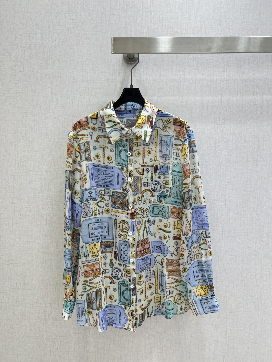 NO:751803,Highly recommended for early spring 26, positioning printed shirt, slightly see-through, looming and fashionable, discreet, cute style, easy to control, and full of small details. Exquisite workmanship. The inner seams are sewn back and forth. The shirt is perfect as a single product and as a match. It is fashionable for age reduction, good HOLD style, won the hearts of fairies, soft and textured, classic one color, SML code, high quality ABC, shirts,19860909强烈推荐 26早春新款 定位印花衬衫 微透视 若隐若现时尚小心机 可A可乖的风格,版型属于谁都好驾驭的,满满小细节太加分了.做工精致 内线来去缝工艺衬衣做为单品和搭配都是杠把子 减龄时尚 好HOLD住造型 深得仙女心 柔软有质感 经典之作一个色 SML码 高品质ABC,,shirts,,Women's clothing