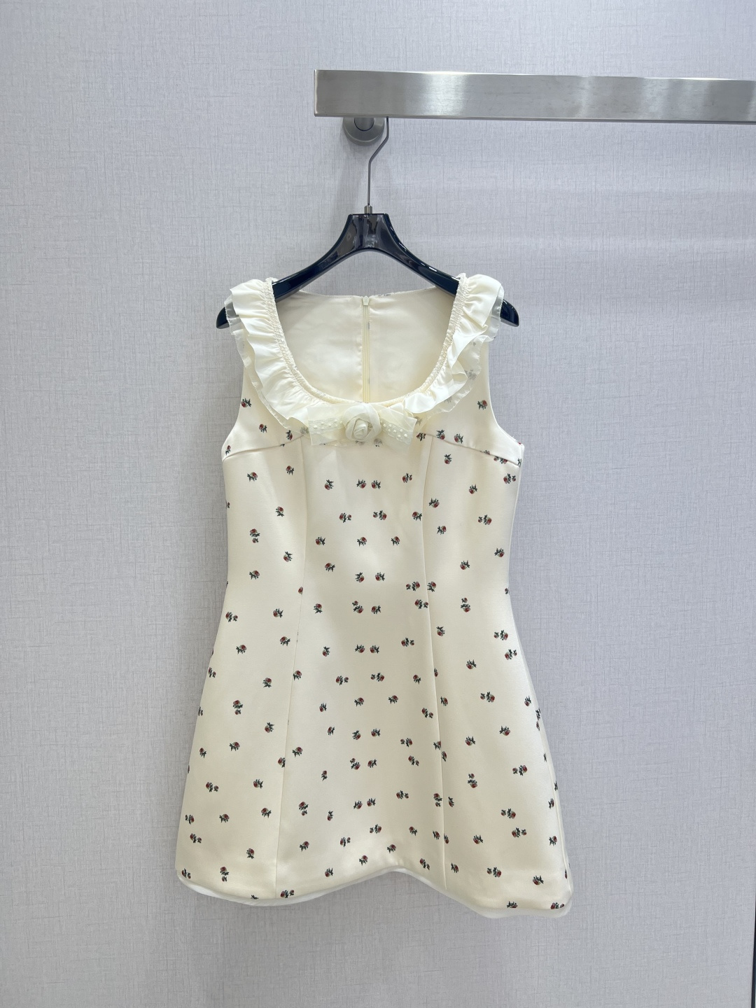 NO:751825,Highly recommended 26 early spring new floral lace rose suspender dress, milky white background with small floral flowers, full of French pastoral style!  The satin material is smooth and skin-friendly, with a ruffled neckline and three-dimensional flower decoration, and the details are ultra-exquisite. The A-line waistline slims down and flatters the figure, and the pear-shaped figure is friendly, making it easy to manage on dates, commuting, and spring outings. Paired with ballet sandals or small leather shoes, it will directly add to the atmosphere. It is a must-have sweet item in early spring!  One color SML code high quality ABC,,sandals,skirts,19860909强烈推荐 26早春新款 碎花蕾丝玫瑰吊带连衣裙,奶白底色配小碎花,法式田园风满满！缎面材质柔滑亲肤,荷叶边领口+立体花朵装饰,细节超精致.A字收腰版型显瘦又修饰身材,梨形身材友好,约会、通勤、春日出游都能轻松驾驭.搭配芭蕾凉鞋或小皮鞋,氛围感直接拉满,是早春必入的甜美单品！一个色 SML码 高品质ABC,,sandals,skirts,,Women's clothing