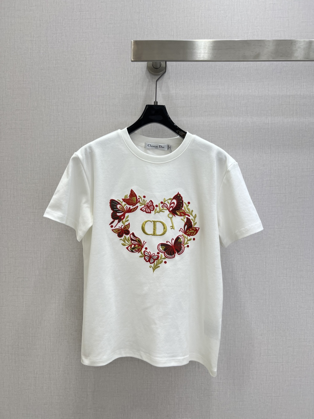 NO:752894,Highly recommended for the early spring of 26, the new butterfly love printed short-sleeved T-shirt; made of cotton fabric with a soft and delicate texture; custom-made washed wheat accessories. The fit is comfortable and good-looking!  Two colors SML code high quality ABC,,T-shirt,tees,t-shirt,19860909强烈推荐 26早春新款 蝴蝶爱心印花短袖T恤；采用棉面料质感柔软细腻；定制洗水麦辅料齐.版型合身上身效果舒适好看！两个色 SML码 高品质ABC,,T-shirt,tees，t-shirt,,Women's clothing