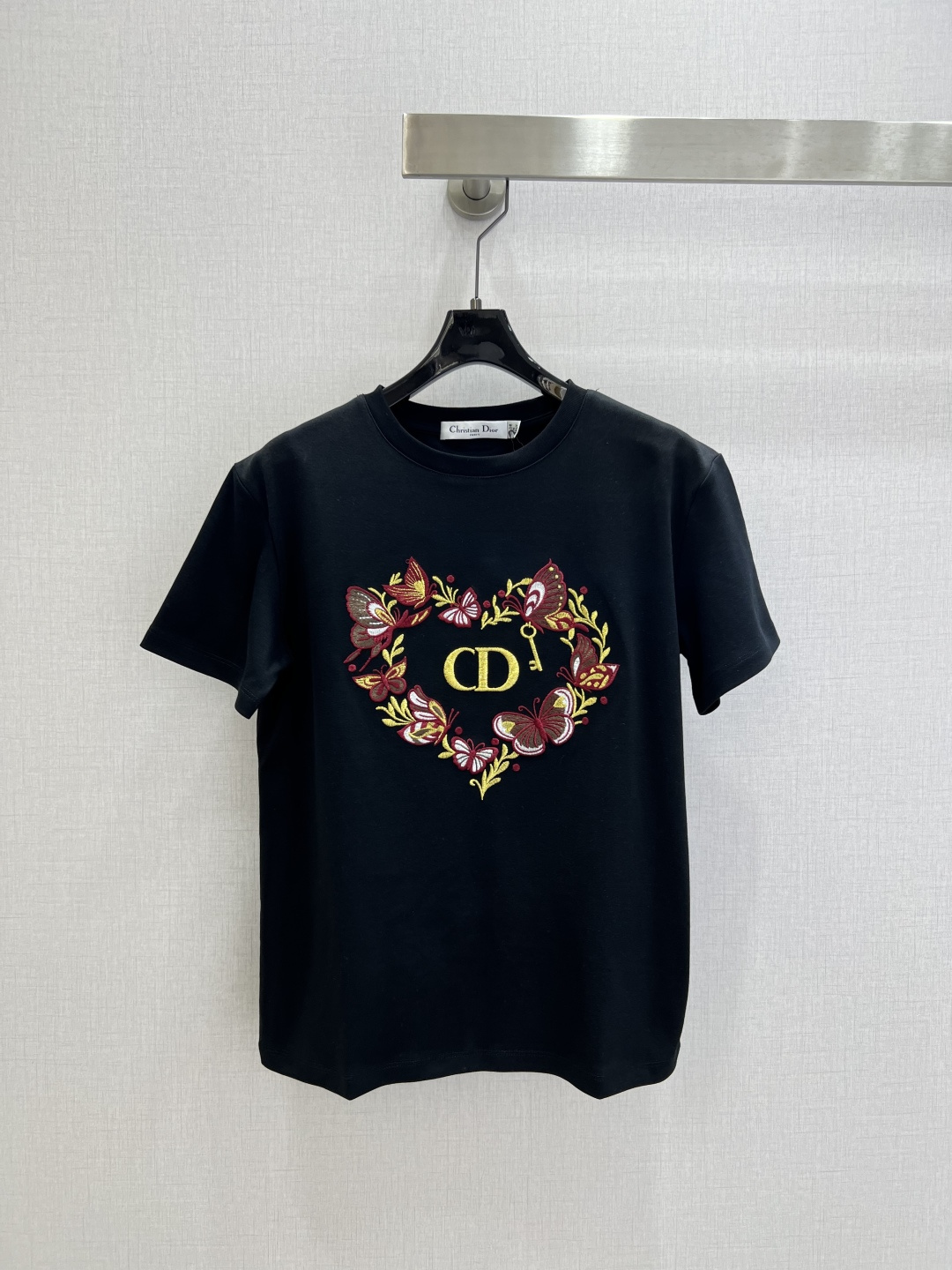 NO:752888,Highly recommended for the early spring of 26, the new butterfly love printed short-sleeved T-shirt; made of cotton fabric with a soft and delicate texture; custom-made washed wheat accessories. The fit is comfortable and good-looking!  Two colors SML code high quality ABC,,T-shirt,tees,t-shirt,19860909强烈推荐 26早春新款 蝴蝶爱心印花短袖T恤；采用棉面料质感柔软细腻；定制洗水麦辅料齐.版型合身上身效果舒适好看！两个色 SML码 高品质ABC,,T-shirt,tees，t-shirt,,Women's clothing