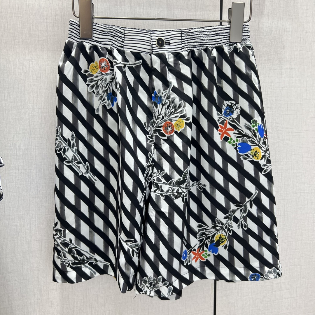 NO:752873,Highly recommended for the early spring of 26, the short-sleeved top with rhombus leaf print and shorts with rhombus leaf print are in separate batches. The same style as the show is a geometric rhombus meets retro floral suit. The black and white background blooms for an artistic collision. This short-sleeved shirt + shorts suit uses neat silhouette and breathable fabric to wear the relaxed feeling of vacation on the body. The loose shirt is casual and hides the flesh. The shorts of the same color neatly show the length of the legs. The elastic waistband design covers the flesh and looks slim.  The whole set eliminates the worry of dressing, and can easily create an effortless sense of fashion, making every trip a style trip. One color SML code, high quality, shorts, shirts, T-shirts,19860909强烈推荐 26早春新款 菱格树叶印花短袖上衣菱格树叶印花短裤 分开批 秀场同款当几何菱格邂逅复古花卉套装 黑白底色上绽放出艺术感的碰撞 这套短袖衬衫+短裤套装 用利落的廓形与透气面料 把度假的松弛感穿在身上 宽松的衬衫随性又藏肉 同色系短裤利落显腿长 松紧腰裤头设计遮肉显瘦 整套搭配省去了穿搭烦恼 都能轻松营造出毫不费力的时髦感 让每一次出行都成为一场风格旅行一个色 SML码 高品,,shorts,shirts,T-shirt,,Women's clothing