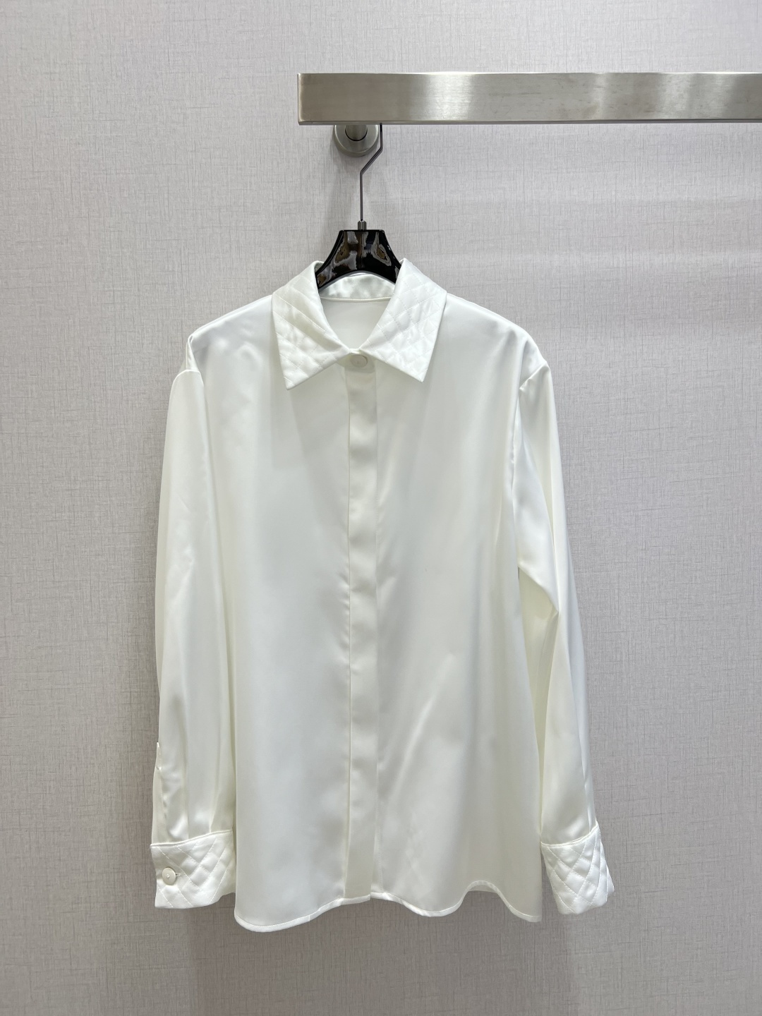 NO:753753,Highly recommended 26 early spring new diamond lapel shirt, the diamond quilted design on the collar and cuffs is super detailed, simple yet refined! The fabric is silky and skin-friendly, breathable and comfortable, perfect for spring and summer. The loose fit is very tolerant and can be worn alone or layered, and can be easily managed for commuting, daily life, and formal occasions. The diamond design makes the whole more layered, and it looks great with jeans or suit pants. It is a versatile artifact in the wardrobe!  One color SML code high quality ABC,,jeans,shirts,business suit,19860909强烈推荐 26早春新款 菱格翻领衬衫,领口和袖口菱格绗缝设计超有细节感,简约又不失精致!面料丝滑亲肤,透气又舒适,春夏穿超合适.宽松版型包容性强,单穿或叠搭都很OK,通勤,日常,正式场合都能轻松驾驭.菱格设计让整体更有层次,搭配牛仔裤或西装裤都很出彩,是衣橱里的百搭神器！一个色 SML码 高品质ABC,,jeans,shirts,business suit,,Women's clothing