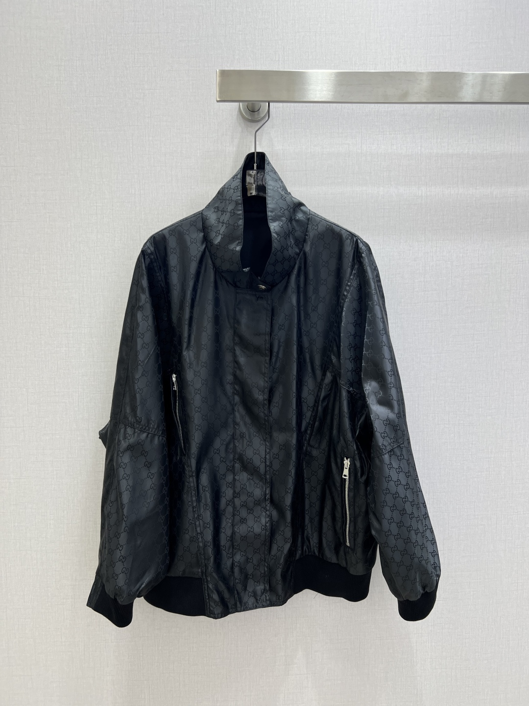 NO:753742,Highly recommended for the early spring of 26, the new jacquard dark pattern stand collar jacket adopts the brand's classic double G dark pattern design, which is low-key and recognizable. The lightweight nylon fabric is comfortable and windproof, suitable for daily outings or traveling. Zipper closure + pockets on both sides, practical and fashionable. The cuffs and hem are elasticated, warm and close-fitting. Pair it with jeans or casual pants, and you can easily get a fashionable and casual style!  One color SMLXL code High quality ABC,,jeans,jackets & coats,19860909强烈推荐 26早春新款 提花暗纹立领外套,采用品牌经典双G暗纹设计,低调又有辨识度.轻质尼龙面料,穿着舒适又防风,日常出街或旅行都很适合,拉链开合+两侧口袋,实用又时髦,袖口和下摆松紧设计,保暖又贴合.搭配牛仔裤或休闲裤,轻松get时尚休闲风！一个色 SMLXL码 高品质ABC,,jeans,jackets & coats,,Women's clothing