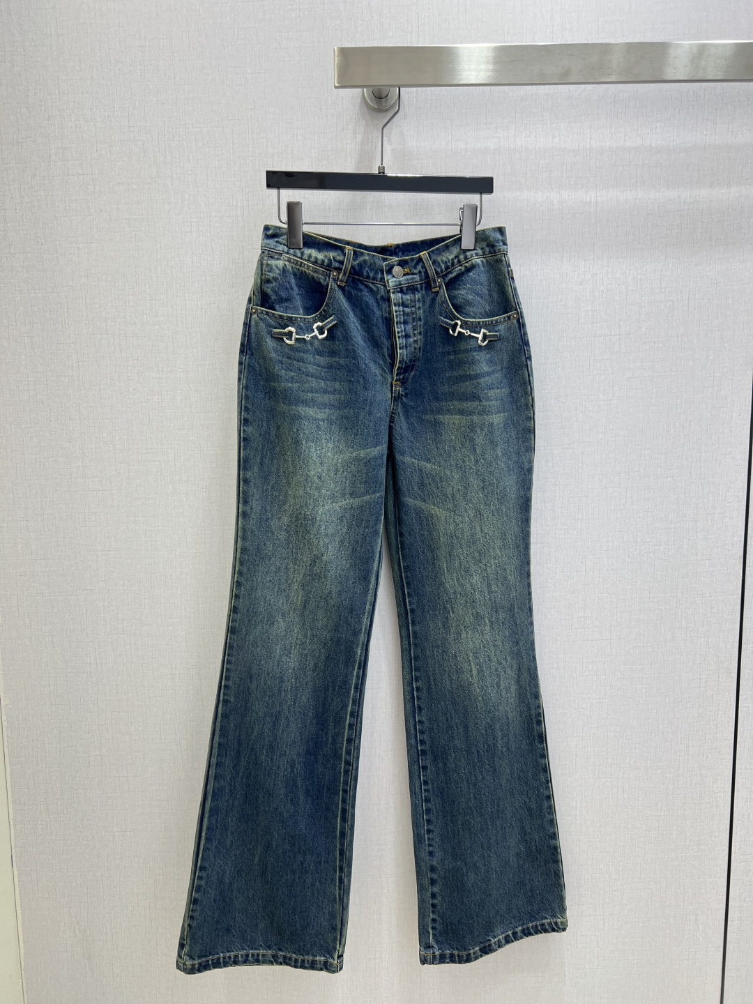 NO:753738,Highly recommended 26 early spring new horsebit denim trousers, washed distressed denim fabric, full of retro feel!  Straight style + metal horsebit decoration, ultra-exquisite details, classic blue tone, versatile and easy to match, it looks great with any sweater, polo shirt or shirt. It can easily switch between sweet and cool or lazy ~ It can be worn for daily commuting and leisure, comfortable and fashionable, it is a must-have and practical item in the wardrobe!  One color SMLXL code high quality ABC, shirts,19860909强烈推荐 26早春新款 马衔扣牛仔长裤,水洗做旧牛仔面料,复古感满满！直筒版型+金属马衔扣装饰,细节超精致经典蓝色调,百搭不挑人,随便搭针织衫、Polo衫或衬衫都很出彩,轻松切换甜酷or慵懒风～日常通勤、休闲都能穿,舒适又时髦,是衣橱必备实用单品！一个色 SMLXL码 高品质ABC,,shirts,,Women's clothing