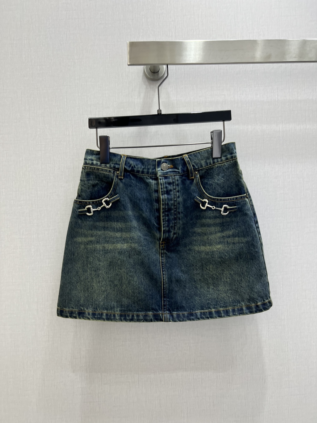 NO:753730,Highly recommended 26 early spring new horsebit denim skirt, washed distressed denim fabric, full of retro feel!  A-line version + metal horsebit decoration, super exquisite details and classic blue tone, versatile and easy to match, it looks great with any sweater, polo shirt or shirt. It can easily switch between sweet and cool or lazy style ~ It can be worn for daily commuting and leisure, comfortable and fashionable, it is a must-have and practical item in the wardrobe!  One color SMLXL code High quality ABC,,skirts,shirts,19860909强烈推荐 26早春新款 马衔扣牛仔半裙,水洗做旧牛仔面料,复古感满满！A字版型+金属马衔扣装饰,细节超精致经典蓝色调,百搭不挑人,随便搭针织衫、Polo衫或衬衫都很出彩,轻松切换甜酷or慵懒风～日常通勤、休闲都能穿,舒适又时髦,是衣橱必备实用单品！一个色 SMLXL码 高品质ABC,,skirts,shirts,,Women's clothing