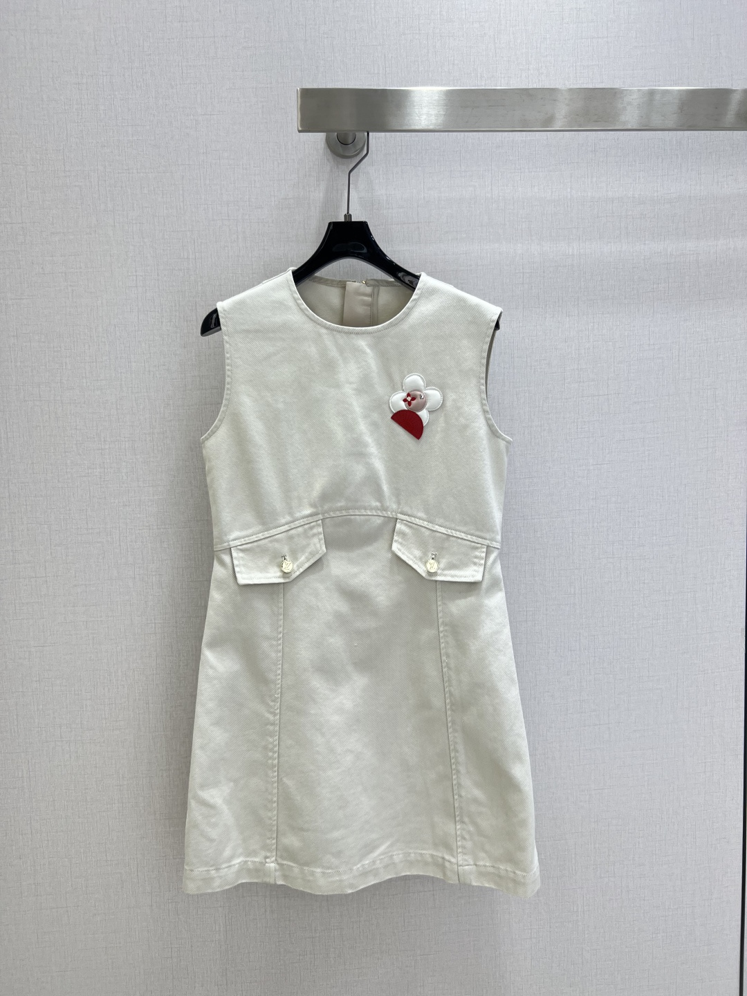 NO:757640,Highly recommended for the early spring of 26, the new floral double-pocket denim vest dress is produced in the series. It is extremely fashionable and has an exclusive high-end custom logo. The unique version is casual and free!  Not only is the color beautiful, the texture is also great!  Retro and fashionable, one color, SMLXL code, high quality ABC,,skirts,19860909强烈推荐 26早春新款 花朵双口袋牛仔背心连衣裙 系列出品 时髦度爆棚 高级定制专属Logo 绝绝子的版型 随性洒脱！不旦颜色美,质感也敲好！复古又时尚 一个色 SMLXL码 高品质ABC,,skirts,,Women's clothing