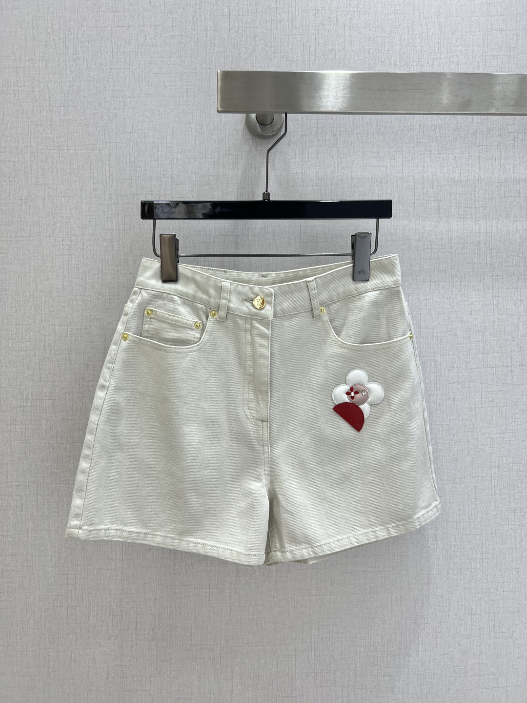 NO:757684,Highly recommended for the early spring of 26, the new flower denim shorts series are produced. They are extremely fashionable. They have advanced custom-made exclusive logos and a unique style, casual and easy!  Not only is the color beautiful, the texture is also great!  Retro and fashionable, one color, SMLXL code, high quality ABC, shorts,19860909强烈推荐 26早春新款 花朵牛仔短裤 系列出品 时髦度爆棚 高级定制专属Logo 绝绝子的版型 随性洒脱！不旦颜色美,质感也敲好！复古又时尚 一个色 SMLXL码 高品质ABC,,shorts,,Women's clothing