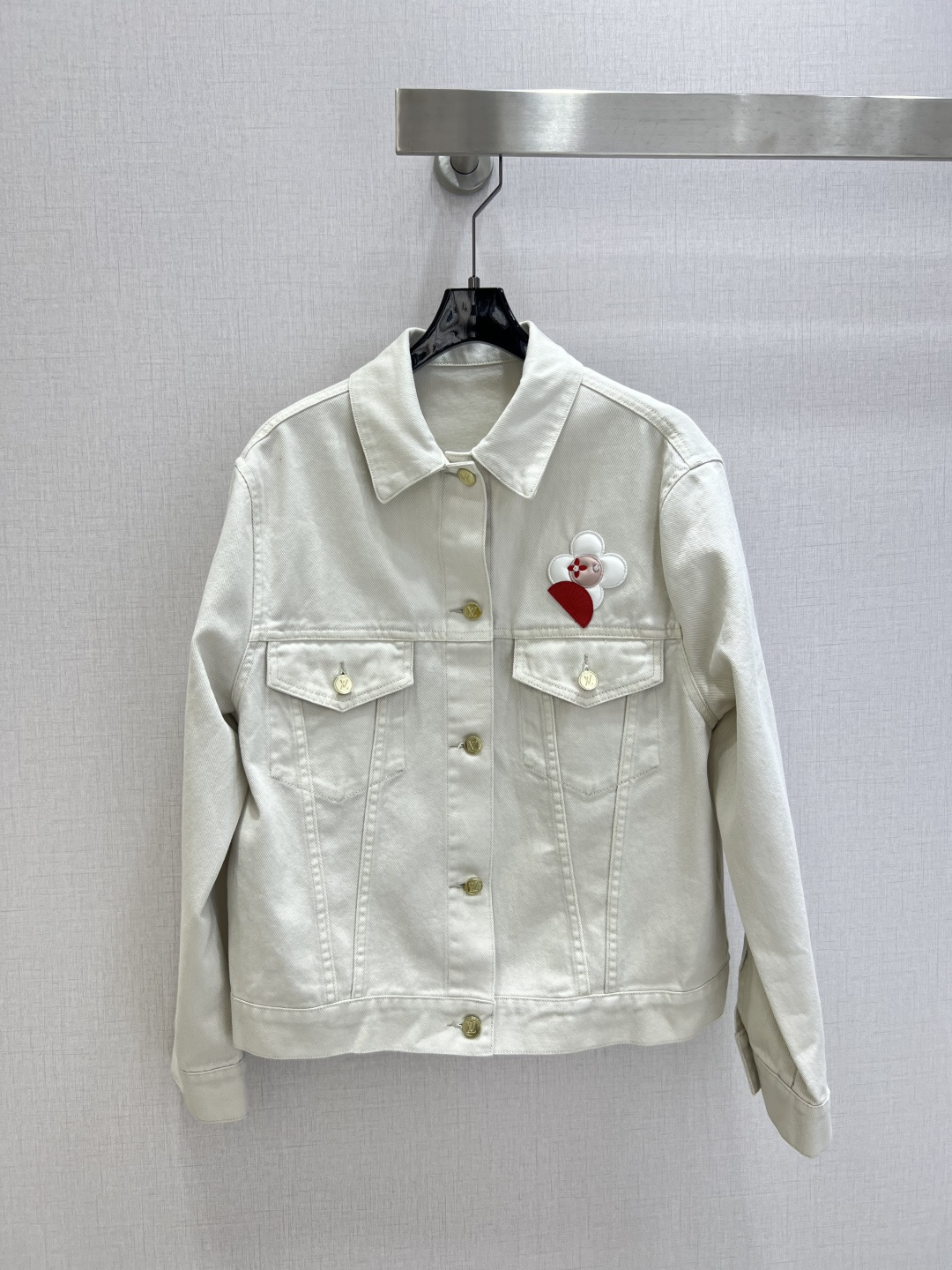 NO:757627,Highly recommended for the early spring of 26, the new floral denim jacket is produced in the series. It is extremely fashionable, has an exclusive high-end custom logo, and has a unique style that is casual and free!  Not only is the color beautiful, the texture is also great!  Retro and fashionable, one color, SMLXL code, high quality ABC,,jackets & coats,jackets & coats,19860909强烈推荐 26早春新款 花朵牛仔夹克外套 系列出品 时髦度爆棚 高级定制专属Logo 绝绝子的版型 随性洒脱！不旦颜色美,质感也敲好！复古又时尚 一个色 SMLXL码 高品质ABC,,jackets & coats,jackets & coats,,Women's clothing