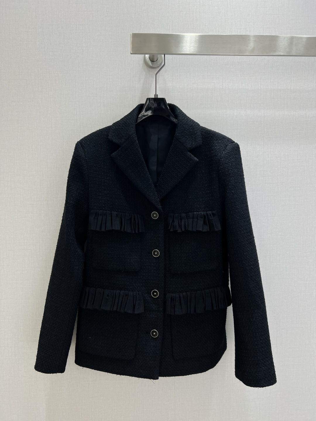 NO:757697,Highly recommended 26 early spring new style tweed ruffle pocket jacket. The tweed fabric has a retro texture. It is stiff and stylish yet has a gentle texture. The classic lapel outlines a neat outline and is full of aura. The double-layer satin ruffle decoration is the finishing touch. The layers on the pockets and hem inject a smart and sweet atmosphere into the tough tweed. It combines hardness and softness to break the dullness. The single row of metal buttons is low-key and delicate.  It can easily create a high-end and smart atmosphere, and is a must-have choice to enhance the sophistication of your outfit. One color SML code, high quality ABC, jackets & coats,19860909强烈推荐 26早春新款 粗花呢荷叶边口袋外套 粗花呢面料自带复古肌理感 挺括有型又不失温柔质感 经典翻领勾勒利落轮廓 气场十足 双层缎面荷叶边装饰是点睛之笔 在口袋与下摆处层层叠叠 为硬朗的粗花呢注入灵动甜美的气息,刚柔并济,打破沉闷.单排金属纽扣低调精致 都能轻松营造出高级又灵动的氛围感,是提升穿搭精致度的必备之选 一个色 SML码 高品质ABC,,jackets & coats,,Women's clothing