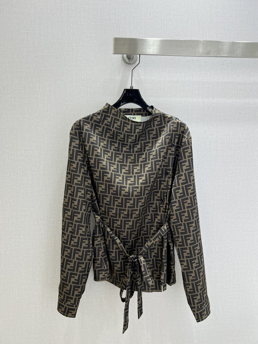 NO:757670,Highly recommended 26 early spring new style presbyopia lace-up long-sleeved top, the fabric is silky and smooth!  Classic and stylish, it can be used perfectly in all kinds of styles~high-end ready-to-wear style, the details are so beautiful!  Exquisite and everyday, easy to control!  The texture is great!  !  Age reduction, fashion, casual girlishness, highly recommended!  One color SML code high quality ABC,,19860909强烈推荐 26早春新款 老花系带长袖上衣 面料丝滑光洁！经典又有型 各种都能完美驾驭～高级成衣做法,细节美到爆！精美又日常,轻松驾驭！质感棒棒哒！！减龄 时尚 休闲少女感,强推！一个色 SML码 高品质ABC,,,Women's clothing