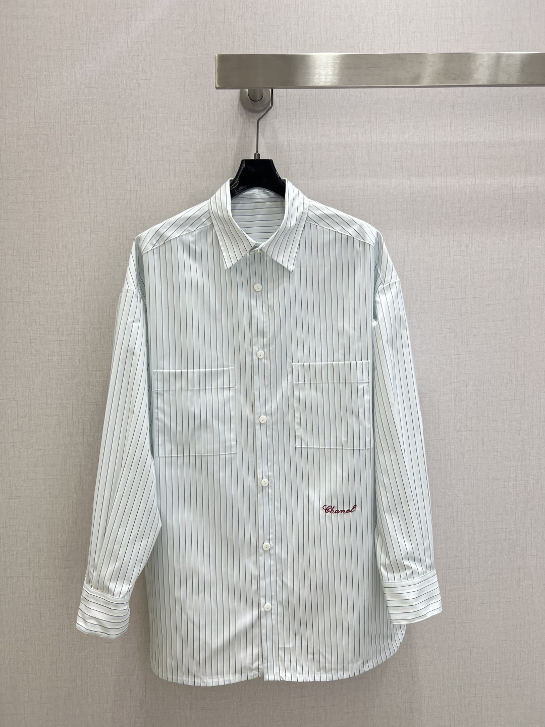 NO:757703,Highly recommended 26 early spring new striped long shirt. Gu Ailing's same blue and white striped shirt. Refreshing vertical stripes bring a sense of breathing, weakening the seriousness of the workplace, and a little more refined than solid colors. Classic lapel with double pocket design, neat and detailed. Chain design on the hem. Side slits + exquisite embroidery embellishment. There is a hidden secret in the low-key. It is more casual and agile when walking. The crisp and anti-wrinkle fabric texture is online and makes daily care worry-free.  Wearing alone is neat and smart. Whether you are commuting to work or going on a weekend date, you can easily create a relaxed and high-end atmosphere. One color SML code. High quality ABC, shirts,19860909强烈推荐 26早春新款 条纹长款衬衫 谷爱凌同款蓝白条纹衬衫 清爽竖条纹自带呼吸感 弱化职场严肃感 又比纯色多了几分精致层次 经典翻领搭配双口袋设计 利落又有细节感 下摆链条设计 侧边开叉+精致刺绣点缀 低调中藏着小心机 行走间更显随性灵动 挺括抗皱的面料质感在线 日常打理省心 单穿利落干练 无论是通勤上班还是周末约会 都能轻松打造松弛又高级的氛围感 一个色 SML码 高品质ABC,,shirts,,Women's clothing