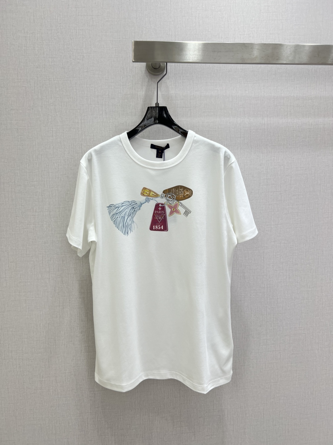 NO:790647,Highly recommended 26 early spring new short-sleeved T-shirt with printed pattern; made of cotton fabric with soft and delicate texture; custom-made washed wheat accessories. The fit is comfortable and good-looking!  One color SML code high quality ABC,,T-shirt,tees,t-shirt,19860909强烈推荐 26早春新款 印花图案短袖T恤；采用棉面料质感柔软细腻；定制洗水麦辅料齐.版型合身上身效果舒适好看！一个色 SML码 高品质ABC,,T-shirt,tees，t-shirt,,Women's clothing