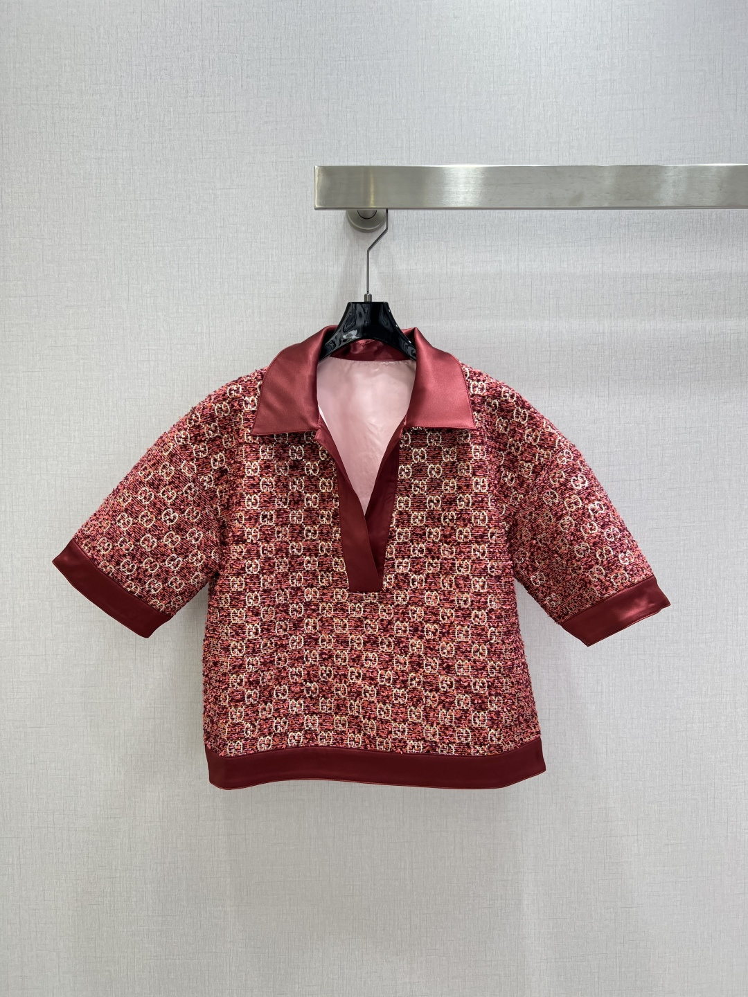NO:790693,Highly recommended 26 early spring new style, spliced ​​lapel woolen short-sleeved top, woolen fabric double G pattern decoration, workmanship depends on the details, high custom fabric, elegant and generous, one color SML code, high quality ABC, T-shirt,19860909强烈推荐 26早春新款 拼接翻领粗纺短袖上衣 粗纺面料双G图案装饰 做工看细节 高定制面料 优雅大方 一个色 SML码 高品质ABC,,T-shirt,,Women's clothing