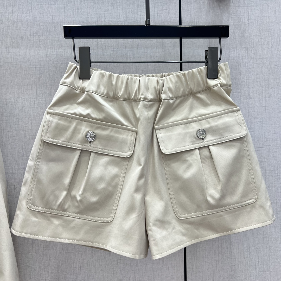 NO:762670,Highly recommended 26 early spring new style lapel jacket, double pocket cargo shorts, separate batches, produced at rocket speed!  The whole piece is three-dimensional tailoring. It is all-round and exquisite. It super covers the flesh and makes the legs look slimmer. It is simple and easy to wear. It gives a refreshing and fashionable sense of high-end. It is elegant and fashionable in daily life. It is very versatile. The color is very beautiful. The fabric is high-end and textured. One color SML code. High quality, shorts, jackets & coats, jackets & coats,19860909强烈推荐 26早春新款 翻领夹克外套双口袋工装短裤 分开批 火箭速度出品！整件立体剪裁 全方位精致做上身超级遮肉显瘦 超拉腿部比例 简简单单 穿出清爽时髦的高级感 日常优雅又时髦巨百搭 颜色很好看 面料高级又有质感 一个色 SML码 高品质,,shorts,jackets & coats,jackets & coats,,Women's clothing