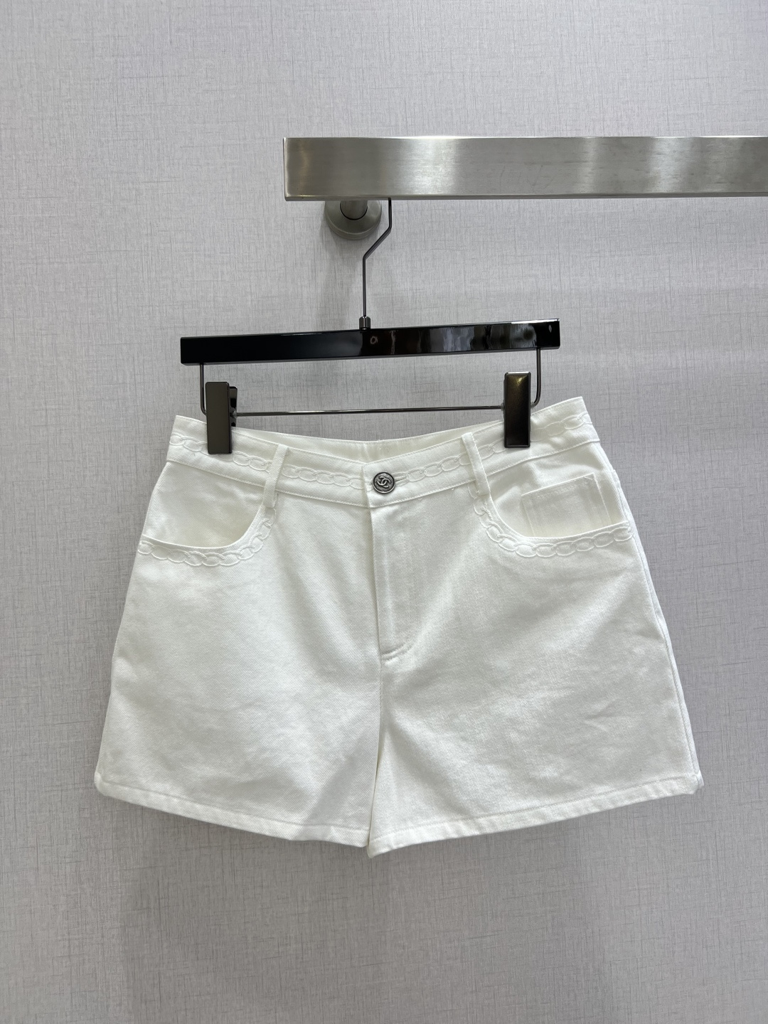 NO:790676,Highly recommended for spring and summer 26, the new chain embroidered denim shorts are a sophisticated way to wear French elegance on the body. The high-waisted A-line version quietly lengthens the proportions. The chain embroidery on the waist and pockets is the gentlest romantic footnote of the brand. The metal double C buttons collide with the delicate denim. It is clean and dignified, and the sense of relaxation and sophistication can be filled with one click. A tolerant cut that does not pick on the figure. Suitable for commuting and dating. One color SML code. High-quality ABC,,shorts,19860909强烈推荐 26春夏新款 链条刺绣牛仔短裤 是把法式优雅穿在身上的小心机高腰A字版型悄悄拉长比例 腰头与口袋的链条刺绣 是品牌最温柔的浪漫注脚 金属双C纽扣与细腻牛仔布碰撞 干净又显贵松弛感与精致感一键拉满 不挑身材的包容剪裁 通勤约会都适配 一个色 SML码 高品质ABC,,shorts,,Women's clothing