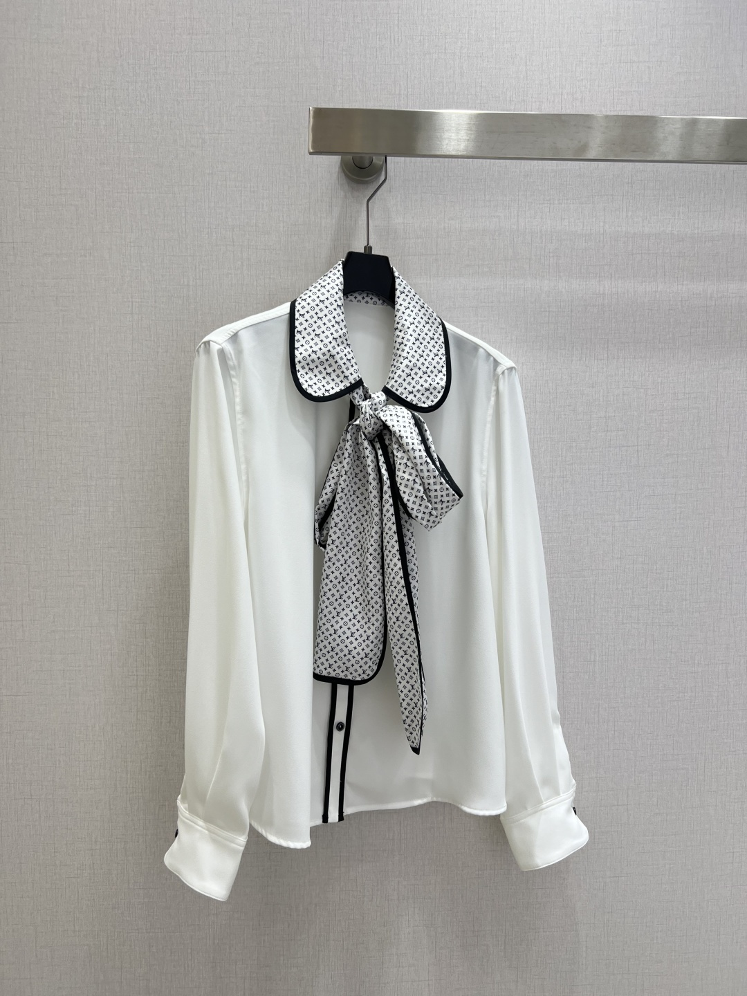 NO:790698,Highly recommended 26 early spring new style presbyopia ribbon doll collar shirt, super comfortable to wear in spring and summer!  White main color + black and white presbyopic ribbon, retro and elegant, detachable ribbon, flexible matching, easy to wear for commuting or formal occasions. Rounded collar design, exquisite tailoring, easy to wear for commuting and leisure. Pair with high-waisted skirt or wide-leg pants, easy to get a high-end look!  A must-have for fashionistas! One color, SMLXL code, high quality ABC, skirts, shirts,19860909强烈推荐 26早春新款 老花飘带娃娃领衬衫 春夏穿超舒服！白色主色+黑白老花飘带 复古优雅 飘带可拆卸 搭配灵活 通勤或正式场合都能轻松驾驭象 圆润衣领设计 剪裁精致 通勤休闲都能轻松驾驭 搭配高腰裙或阔腿裤 轻松get高级感穿搭！时髦精必入!一个色 SMLXL码 高品质ABC,,skirts,shirts,,Women's clothing