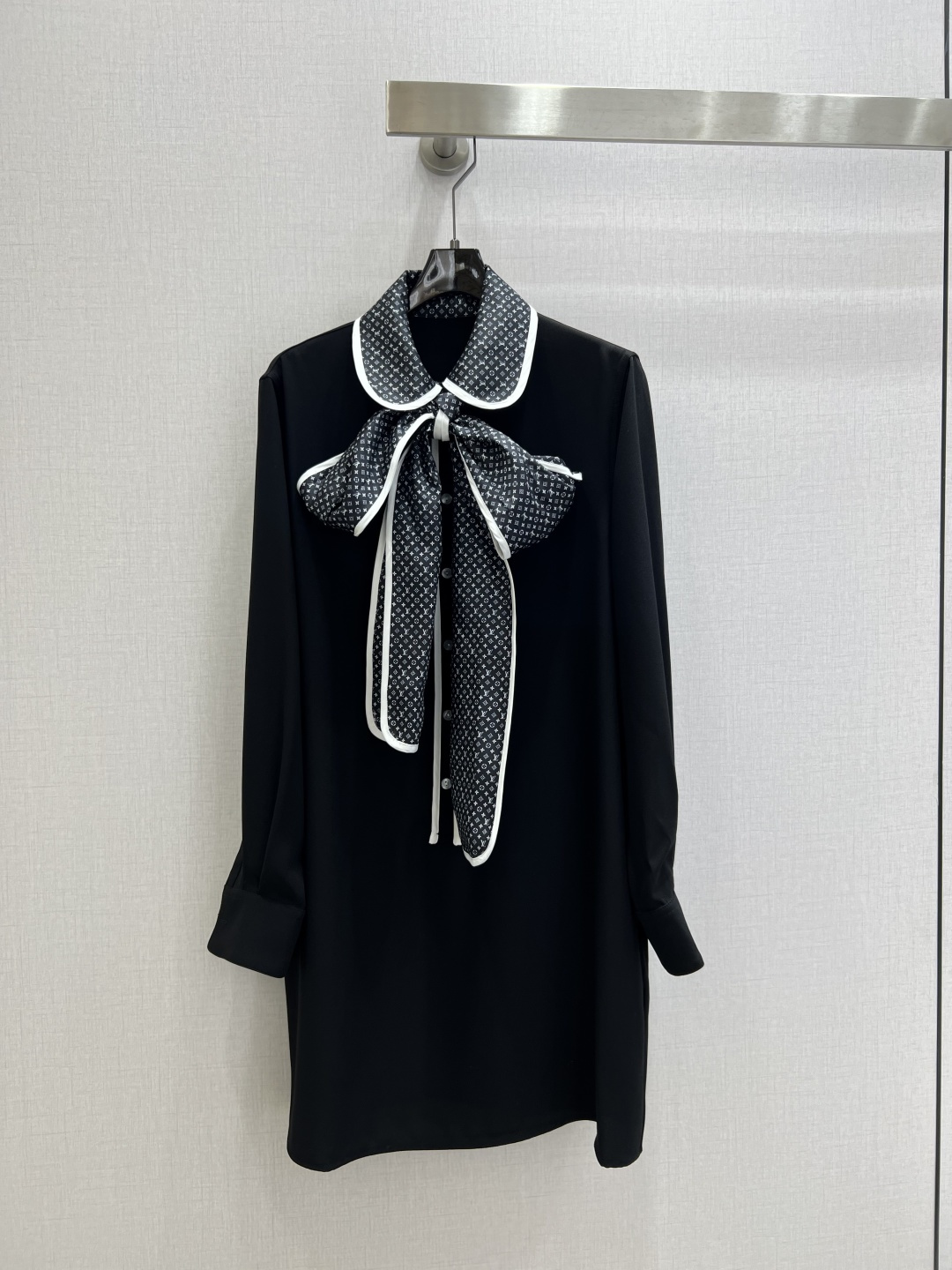 NO:790701,Highly recommended 26 early spring new style Presbyopia ribbon lapel dress, classic black + Monogram presbyopia, elegant and recognizable, ribbon doll neckline design, smart and elegant, perfect details!  The fabric is draped and comfortable. It can be easily used for commuting, dating, and formal occasions. The A-line version looks slim and does not flatter the figure. Paired with high heels or clutch bags, it directly enhances the temperament. High-end fashion is a must-have! One color SMLXL code, high quality ABC, high heels, handbag, skirts,19860909强烈推荐 26早春新款 老花飘带翻领连衣裙 经典黑色+Monogram老花 优雅又有辨识度计 飘带娃娃领口设计 灵动飘逸 细节满分！面料垂坠舒适 通勤、约会、正式场合都能轻松驾驭 A字版型显瘦不挑身材 搭配高跟鞋或手拿包 气质直接拉满 高端时尚必入! 一个色 SMLXL码 高品质ABC,,high heels,handbag,skirts,,Women's clothing