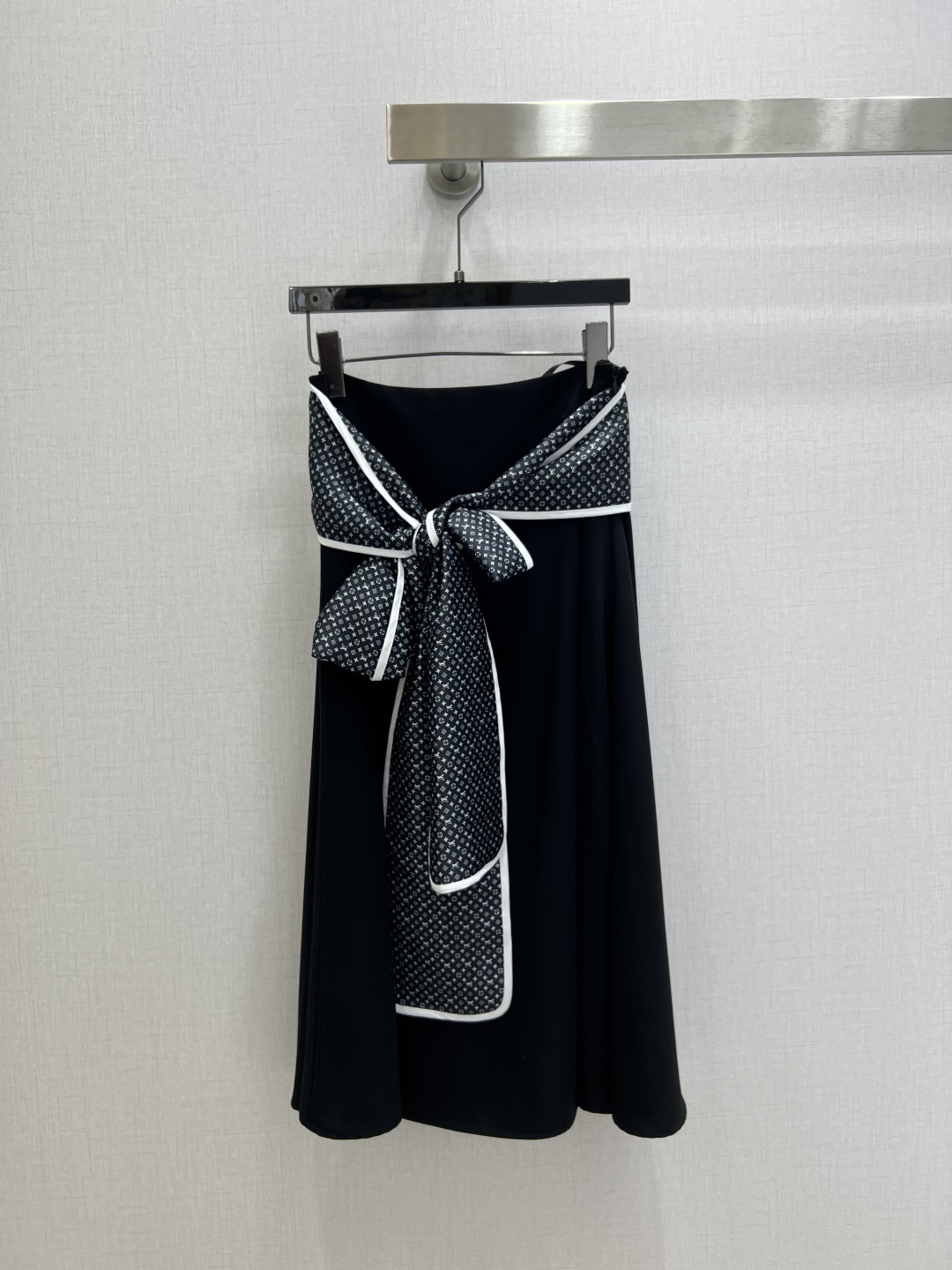 NO:790702,Highly recommended 26 early spring new style, presbyopic belt, high-waisted long skirt, black high-waisted skirt, A-line version super slimming, modified waistline and leg proportions, easy to create a good figure!  The black and white presbyopic bow at the waist is super eye-catching. The white piping is full of details. It is elegant and playful. The fabric has a good drape. It is comfortable to wear and can be easily used for commuting, dating and daily life. It looks great with shirts or sweaters. It is easy to switch between multiple styles. One color SMLXL code. High quality ABC,,skirts,shirts,19860909强烈推荐 26早春新款 老花腰带高腰长半裙 黑色高腰半身裙 A字版型超显瘦 修饰腰线和腿部比例 轻松打造好身材！腰间黑白老花蝴蝶结超吸睛 白色滚边细节满满 优雅又俏皮 面料垂坠感好 穿着舒适 通勤、约会、日常都能轻松驾驭 搭配衬衫或针织衫都很出彩 轻松切换多种风格 一个色 SMLXL码 高品质ABC,,skirts,shirts,,Women's clothing