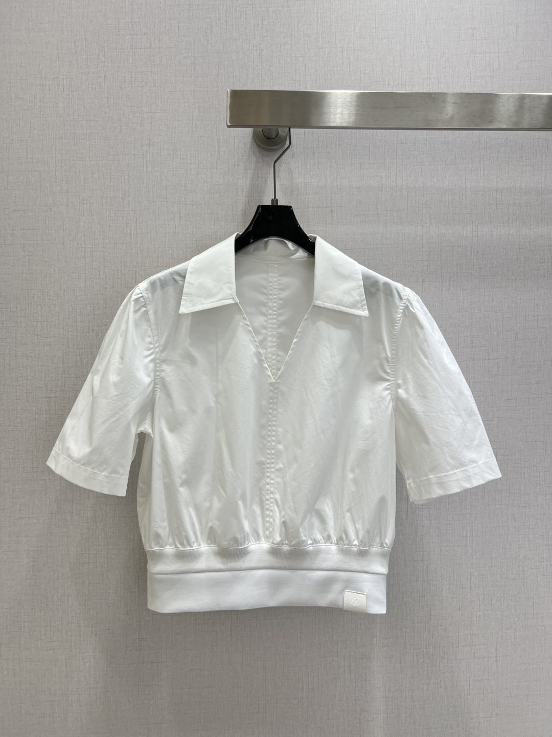 NO:790708,Highly recommended 26 early spring new white V-neck short-sleeved shirt, retro tailoring + light and breathable fabric, super comfortable to wear in spring and summer!  The simple V lapel + waist design modifies the figure and shows elegance. The short sleeves are refreshing and can be easily worn for commuting and leisure. Pair it with a high-waisted skirt or wide-leg pants to easily get a high-end look!  A must-have for fashionistas! One color, SMLXL code, high quality ABC, skirts, shirts, T-shirts,19860909强烈推荐 26早春新款 白色V领短袖衬衫 复古剪裁+轻薄透气面料 春夏穿超舒服！简约v翻领+收腰设计 修饰身形又显优雅气质 短袖清爽 通勤休闲都能轻松驾驭 搭配高腰裙或阔腿裤 轻松get高级感穿搭！时髦精必入! 一个色 SMLXL码 高品质ABC,,skirts,shirts,T-shirt,,Women's clothing