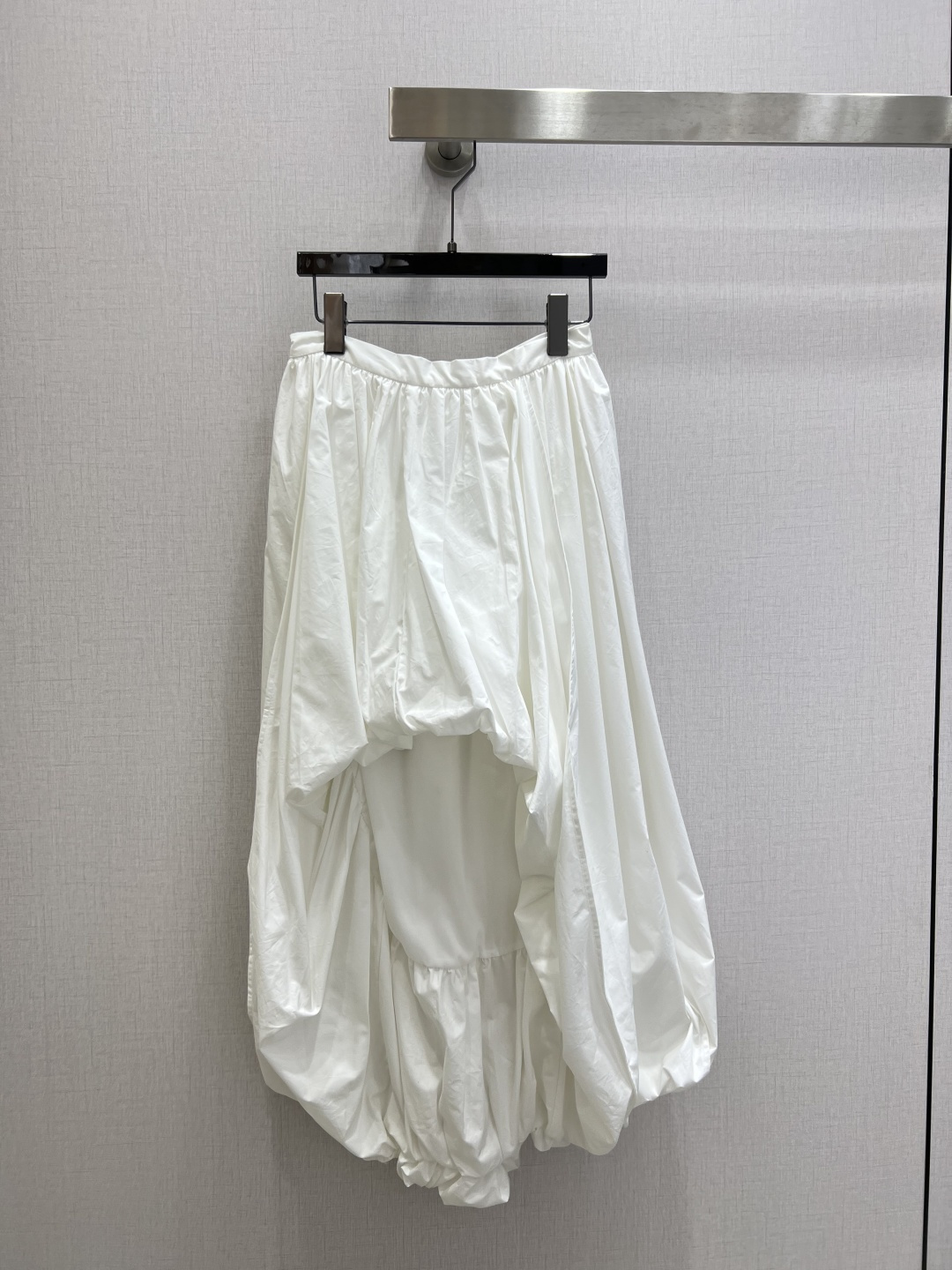 NO:790696,Highly recommended for early spring 26. Irregular bud long skirt. White skirt with irregular short front and long back. High-quality pure cotton fabric splicing. Full sense of layering. Three-dimensional silhouette with super design. High-waisted A-line version to modify body shape. Pear-shaped or straight body can be easily controlled. Irregular skirt. Walking has a sense of elegance. Paired with simple tops or shirts. It is great for daily outings and parties. A must-have for fashionable girls!  One color SMLXL code High quality ABC,,skirts,shirts,19860909强烈推荐 26早春新款 不规则花苞长半裙 白色半身裙采用不规则前短后长剪裁 优质纯棉面料拼接 层次感满满 立体廓形超有设计感 高腰A字版型 修饰身形 梨形或直筒身材都能轻松驾驭 裙摆不规则 走路自带飘逸感 搭配简约上衣或衬衫 日常出街、聚会都很出彩 时髦女孩必入！一个色 SMLXL码 高品质ABC,,skirts,shirts,,Women's clothing