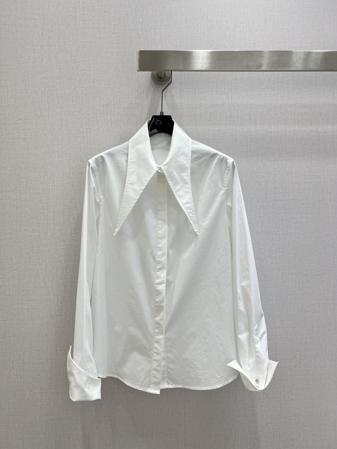 NO:790699,Highly recommended 26 early spring new French point collar white shirt, loose fit + unique point collar design, collar and cuffs decorated with metal logo square buckles, simple and stylish!  The fabric is soft and comfortable, and the milky white color is super versatile. It can be easily used for commuting, dating, and daily life. It goes well with jeans or casual pants ~ it has both design and practicality. It is suitable for sisters who like high-end outfits!  One color SMLXL code high quality ABC, jeans, shirts,19860909强烈推荐 26早春新款 法式尖领白色衬衫 宽松版型+独特尖领设计 领口.袖口有金属logo方块扣饰装饰 简约又有设计感！面料柔软舒适 奶白色调超百搭 通勤、约会、日常都能轻松驾驭 搭配牛仔裤或休闲裤都很出彩~设计感和实用性兼具 适合喜欢高级感穿搭的姐妹们！一个色 SMLXL码 高品质ABC,,jeans,shirts,,Women's clothing