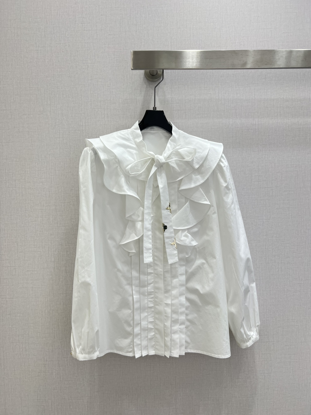 NO:790704,Highly recommended for early spring 26. French ruffled lace-up shirt. Super comfortable to wear in spring and autumn. Stand-up collar + ruffles + hardware lace decoration. Full of retro palace style. Elegant and sweet. Metal square buckle decoration with logo on cuffs. Loose fit. Tolerant. Suitable for a variety of body types. Looks great for commuting, daily life or taking photos. Pair with high-waist skirt or simple trousers to easily create a French romantic atmosphere. One color SMLXL code. High quality ABC, skirts, shirts,19860909强烈推荐 26早春新款 法式荷叶边系带衬衫 春秋季节穿着超舒适 立领+荷叶边+五金系带装饰 复古宫廷风满满 优雅又甜美 袖口logo金属方块扣装饰 宽松版型 包容性强 适合多种身材 通勤、日常或拍照都很出片 搭配高腰裙或简约裤装 轻松打造法式浪漫氛围感 一个色 SMLXL码 高品质ABC,,skirts,shirts,,Women's clothing