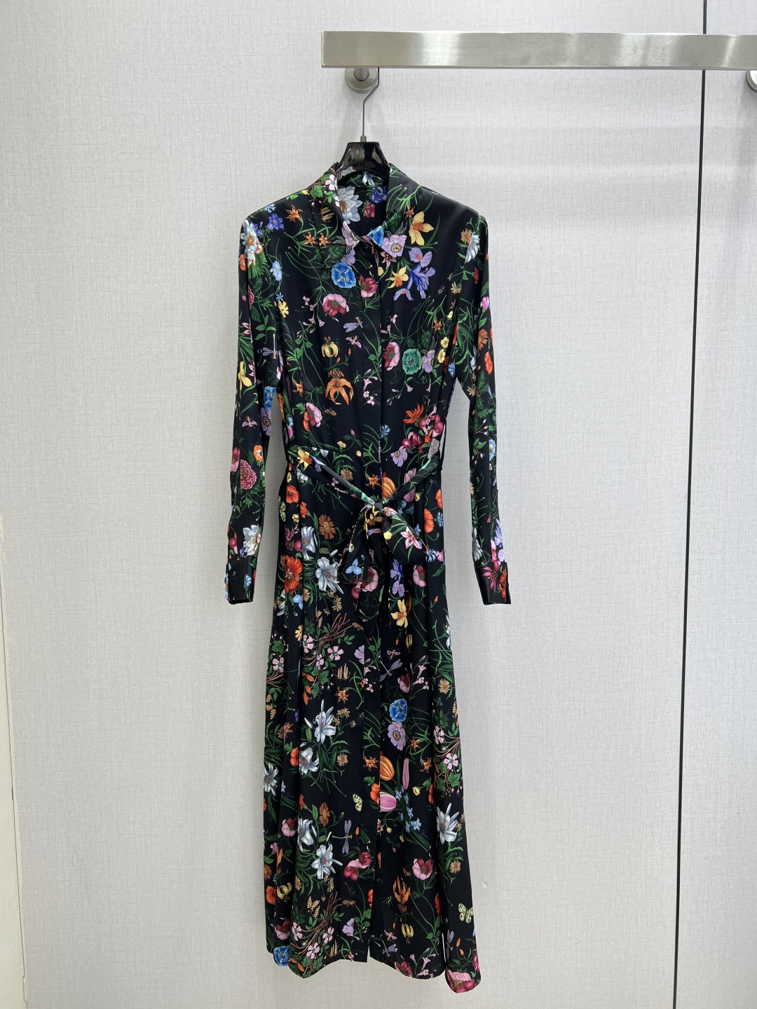 NO:791246,Highly recommended 26 early spring new floral lace long-sleeved dress, silky fabric, retro and fashionable, low-key temperament and luxurious high-end!  The styles are versatile and not picky, customized technical fabrics, workmanship quality depends on the details. Bai Fumei is a must-have!  Two colors SMLXL code, high quality ABC,,skirts,19860909强烈推荐 26早春新款 花卉系带长袖连衣裙 丝滑面料 复古时髦 低调气质又奢华高级！版型百搭不挑人,定制科技面料 做工品质看细节.白富美必入！两个色 SMLXL码 高品质ABC,,skirts,,Women's clothing