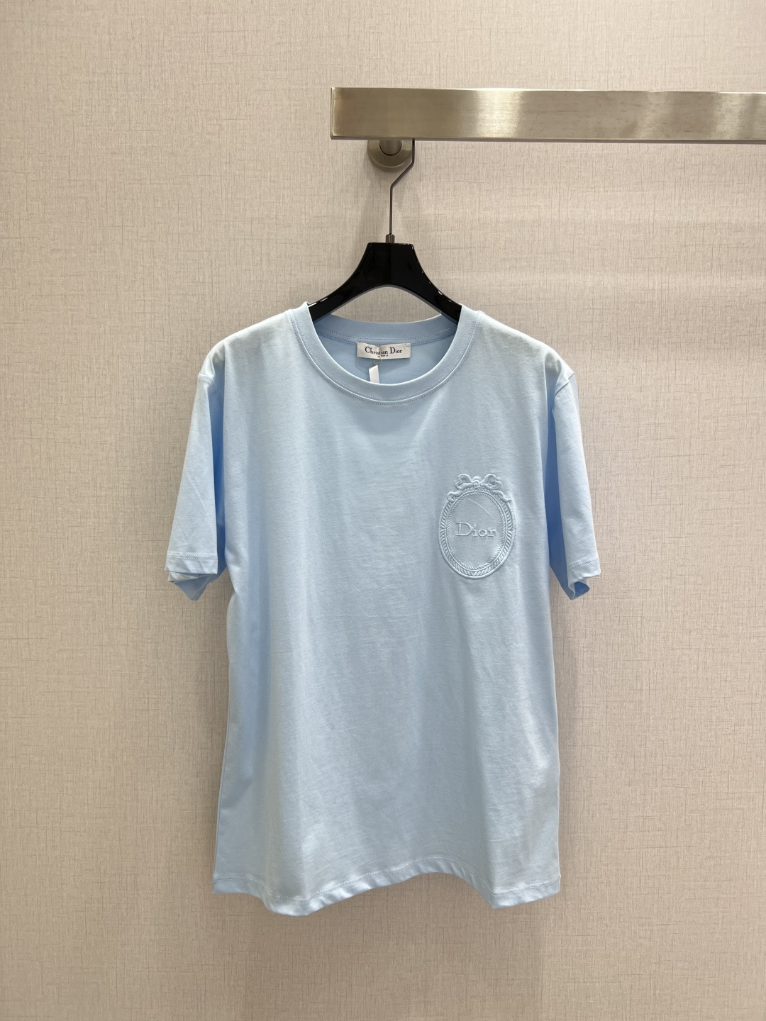 NO:791251,Highly recommended 26 early spring new embroidered letter short-sleeved T-shirt. This embroidered logo short-sleeved T-shirt is made of cotton fabric that is skin-friendly and breathable. It has a badge embroidery design on the chest and a small version that is more close-fitting. Three colors. SML code. High-quality ABC, T-shirt, tees, t-shirt,19860909强烈推荐 26早春新款 刺绣字母短袖T恤 此款刺绣logo短袖T恤,采用棉质面料上身亲肤透气,胸前徽章刺绣设计,小版型更贴身.三个色 SML码 高品质ABC,,T-shirt,tees，t-shirt,,Women's clothing