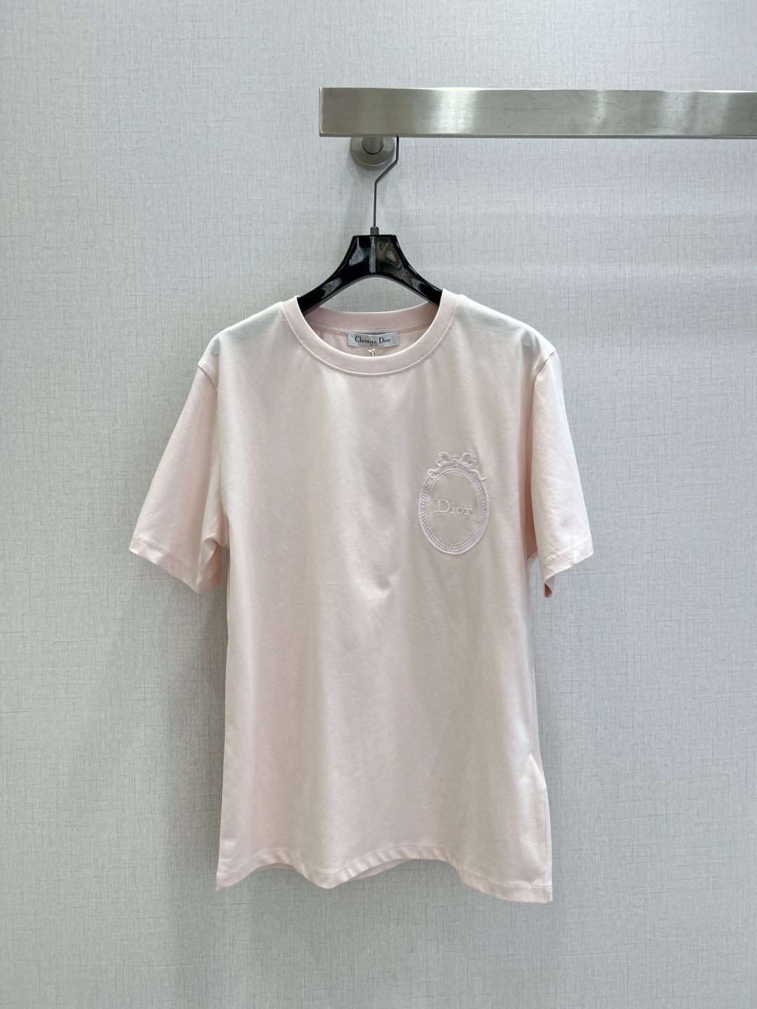 NO:791247,Highly recommended 26 early spring new embroidered letter short-sleeved T-shirt. This embroidered logo short-sleeved T-shirt is made of cotton fabric that is skin-friendly and breathable. It has a badge embroidery design on the chest and a small version that is more close-fitting. Three colors. SML code. High-quality ABC, T-shirt, tees, t-shirt,19860909强烈推荐 26早春新款 刺绣字母短袖T恤 此款刺绣logo短袖T恤,采用棉质面料上身亲肤透气,胸前徽章刺绣设计,小版型更贴身.三个色 SML码 高品质ABC,,T-shirt,tees，t-shirt,,Women's clothing