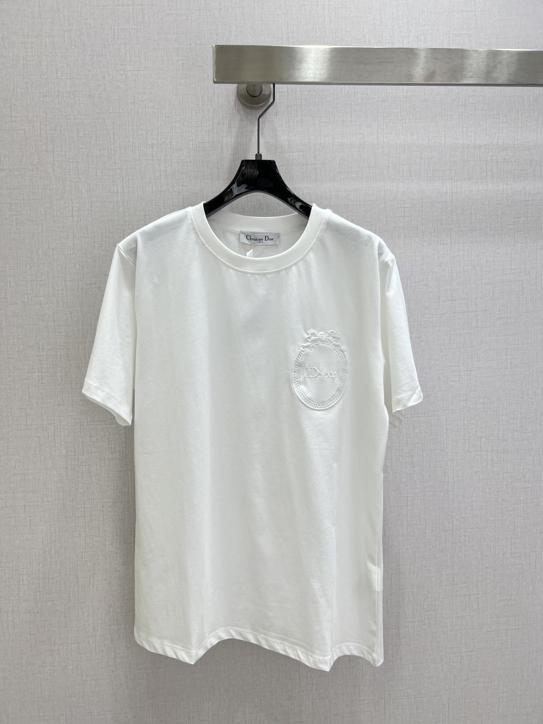 NO:791243,Highly recommended 26 early spring new embroidered letter short-sleeved T-shirt. This embroidered logo short-sleeved T-shirt is made of cotton fabric that is skin-friendly and breathable. It has a badge embroidery design on the chest and a small version that is more close-fitting. Three colors. SML code. High-quality ABC, T-shirt, tees, t-shirt,19860909强烈推荐 26早春新款 刺绣字母短袖T恤 此款刺绣logo短袖T恤,采用棉质面料上身亲肤透气,胸前徽章刺绣设计,小版型更贴身.三个色 SML码 高品质ABC,,T-shirt,tees，t-shirt,,Women's clothing