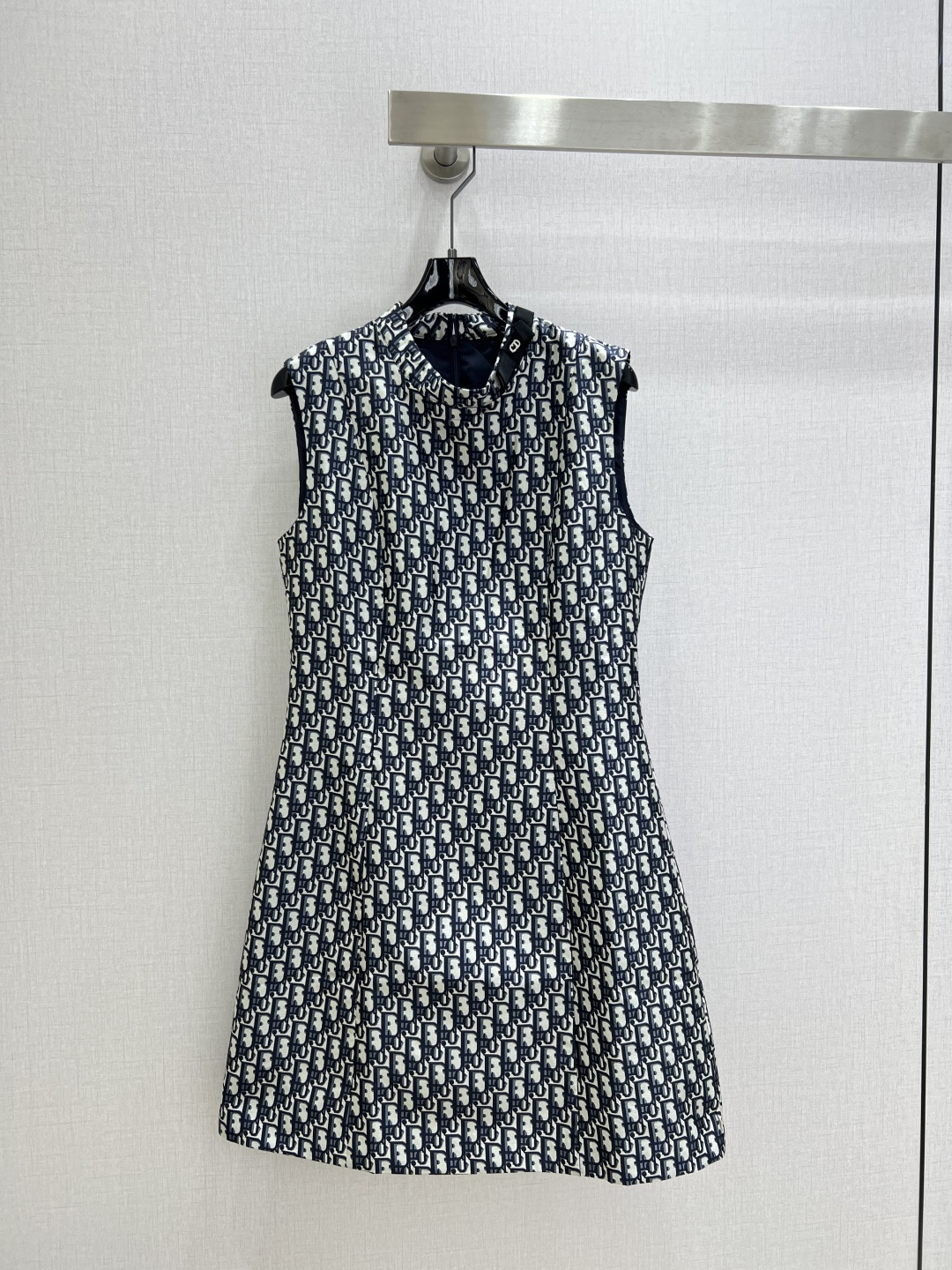 NO:791254,Highly recommended 26 early spring new style presbyopia sleeveless vest dress, classic design, the upper body is exquisite and capable, easy to match!  The customized imported fabrics are crisp and stylish, with a full sense of high-end. Full of texture and fashionable, it is recommended to buy!  The quality of workmanship depends on the details. One color, SMLXL code, high quality ABC, skirts,19860909强烈推荐 26早春新款 老花无袖背心连衣裙 经典款设计 上身精致又干练得体,搭配起来随心应手！定制的进口面料挺括有型 满满的高级感.质感十足,时尚潮流 ,推荐入手！ 做工品质看细节 一个色 SMLXL码 高品质ABC,,skirts,,Women's clothing