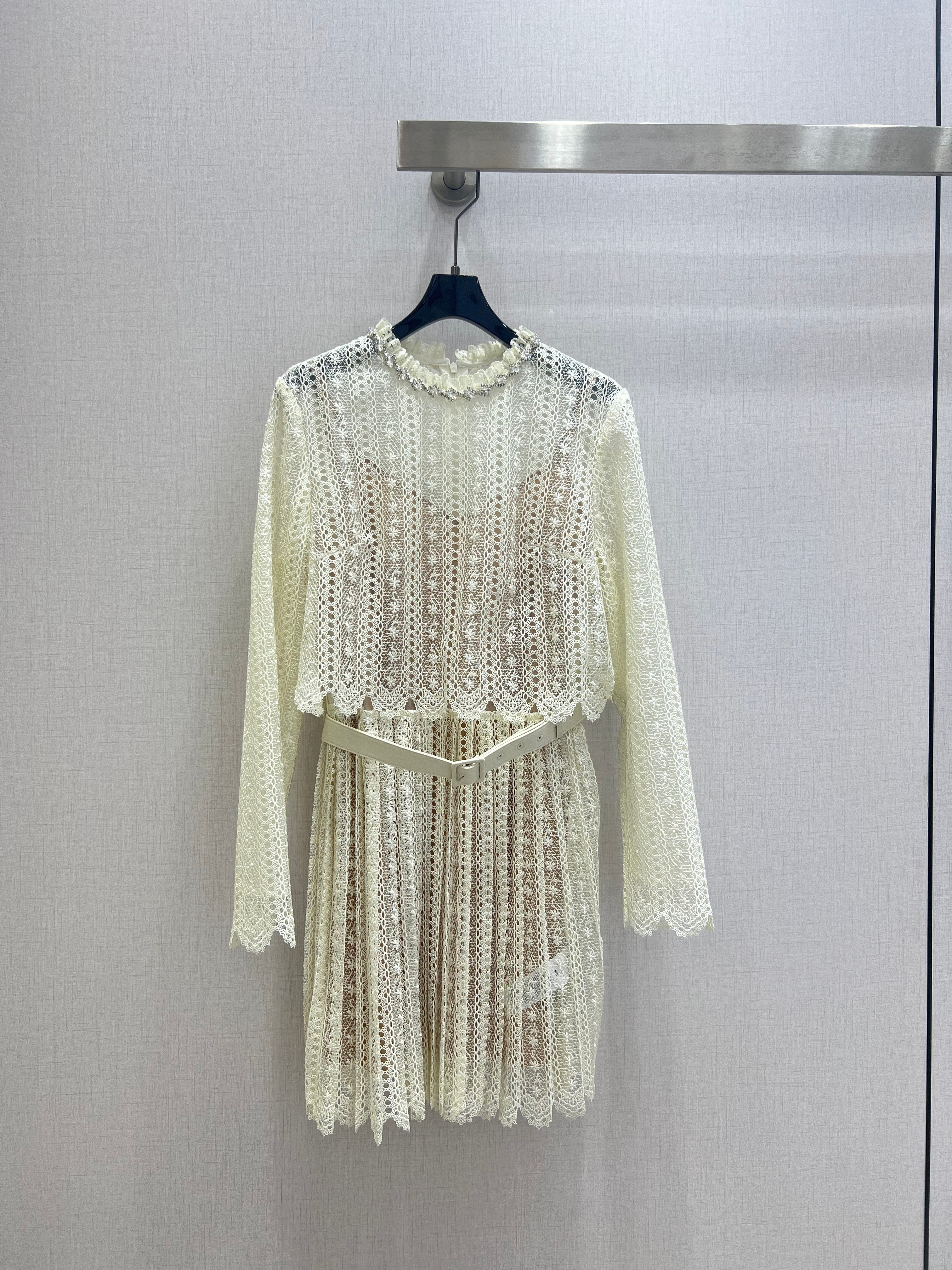 NO:791781,Highly recommended for early spring 26, fake two-piece lace long-sleeved dress. The overall style is exquisite and gentle, with a strong ladylike feeling. The whole body is made of exquisite hollow lace fabric with three-dimensional small floral and vertical stripe texture. It is transparent and layered. The lower body is a pleated lace skirt design, which looks lively and elegant. The neckline is hand-stitched with rhinestone trim strips, which is gorgeous and delicate. The daughter of a rich family has the same color. SMLXL code, high quality ABC,,skirts,19860909强烈推荐 26早春新品 假两件蕾丝长袖连衣裙 整体风格精致温柔 带着浓郁的名媛淑女感 通体采用精致镂空蕾丝面料带有立体小碎花与竖条纹理 通透又有层次感 下半身是百褶蕾丝短裙设计显得活泼又优雅 领口手工钉满水钻饰条华丽又精致 富家千金既视感一个色 SMLXL码 高品质ABC,,skirts,,Women's clothing