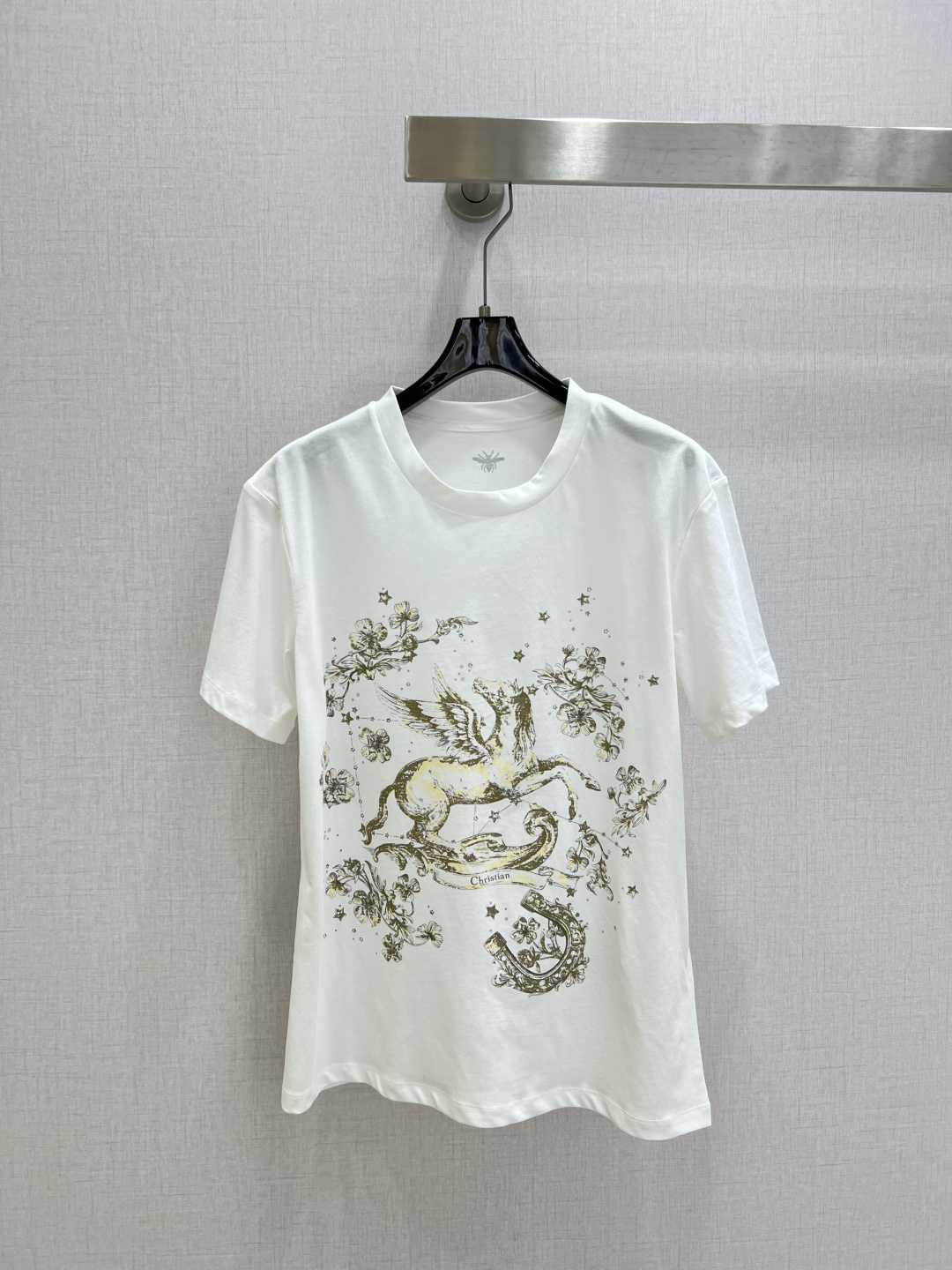 NO:791775,Highly recommended 26 early spring new style short-sleeved T-shirt with Pegasus flower pattern. It is made of cotton fabric with soft and delicate texture. Customized washed wheat accessories are available. The fit is loose and the upper body effect is comfortable and good-looking!  One color SML code high quality ABC,,T-shirt,tees,t-shirt,19860909强烈推荐 26早春新款 飞马花图案短袖T恤 采用棉面料质感柔软细腻 定制洗水麦辅料齐 版型宽松上身效果舒适好看！一个色 SML码 高品质ABC,,T-shirt,tees，t-shirt,,Women's clothing