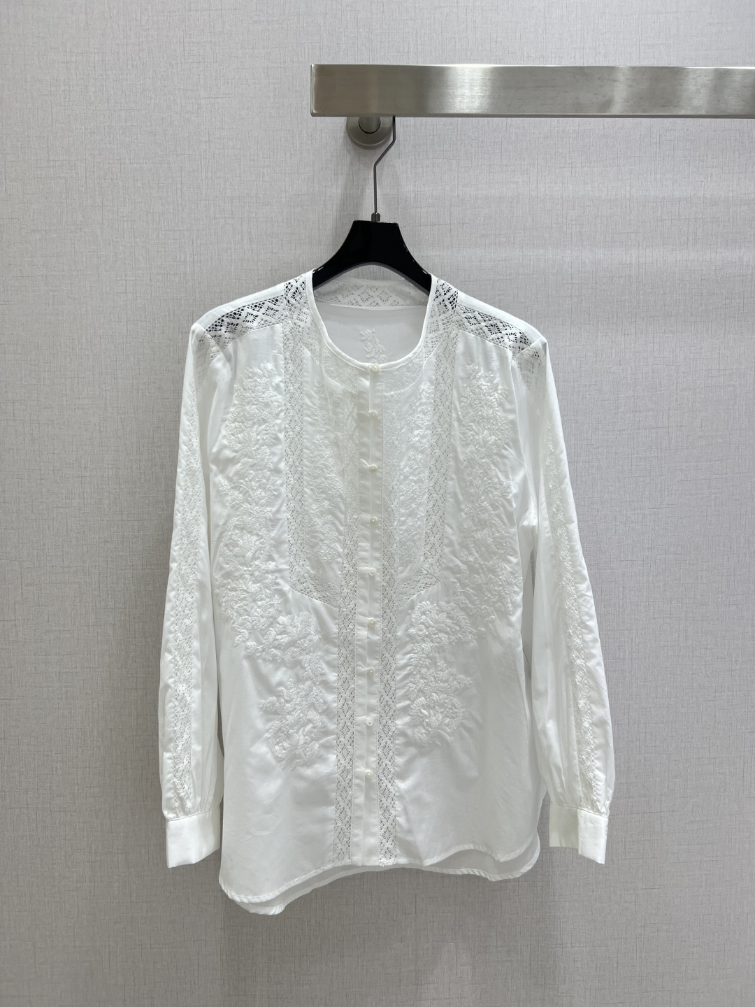NO:791782,Highly recommended 26 new models  Heavy embroidery lace shirt, round neck with a circle of lace, heavy three-dimensional thousands-needle flower embroidery on the front and back, ecstatic details; selected natural pure cotton, soft and skin-friendly, breathable and not sweaty, and no sense of restraint when worn close to the body. Cotton fiber has good drape and breathability, making it refreshing and comfortable to wear in spring and summer, and not heavy when layered in autumn and winter. The fabric has fine texture and is durable  It is not easy to deform after washing, and can still maintain a soft texture after being worn for a long time. It has both comfort and durability. It has natural skin-friendly properties and can be worn with confidence even for sensitive skin. It is the most gentle package for the skin. It feels soft, breathable and drapey. The loose version is very tolerant to all body types. It can be worn with a black skirt for elegant commuting, or with jeans for casual leisure. Wear it and even the wind becomes gentle.  One color SML code high quality ABC,,skirts,jeans,shirts,19860909强烈推荐 26新款 重工刺绣蕾丝衬衫,圆领一圈蕾丝花边,前襟和后背都是重工立体的万针花卉刺绣,细节控狂喜；甄选天然纯棉,触感柔软亲肤,透气不闷汗,贴身穿也毫无束缚感,棉纤维自带良好垂坠感与透气性,春夏穿着清爽舒适,秋冬叠穿也不厚重,面料肌理细腻,耐洗不易变形,久穿仍能保持柔软质感,兼顾舒适与耐穿性,天然亲肤属性,敏感肌也能安心穿着,给肌肤最温柔的包裹摸起来软乎乎的,透气又有垂感,宽松版型对各种身材都很包容,配黑半裙是优雅通勤,配牛仔裤就是随性休闲,穿上它,连风都变得温柔了 一个色 SML码 高品质ABC,,skirts,jeans,shirts,,Women's clothing
