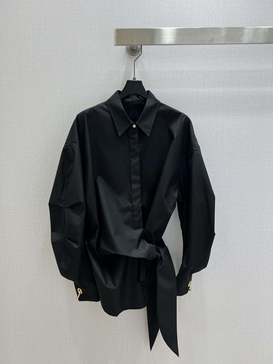 NO:791776,Highly recommended 26 early spring new style The lace-up pleated metal ring shirt breaks the mediocrity of basic shirts. The three-dimensional tailoring shirt uses DU's unique design language to reshape the definition of fashion, giving daily wear a high-level sense. DU's special pleated stand-up sleeves, the sleeves adopt three-dimensional pleating technology, and create a natural and puffy shape through precise pleat distribution. Say goodbye to the monotony of flat sleeves and show off the design ingenuity when you raise your hands. Designed side ties connect the front and back. The streamers are knotted at the front, a fashionable INS-style way of wearing, overlapping to create a layered aesthetic. The cuffs are equipped with metal eyelets and rough oval opening and closing buttons, and the bright metal texture contrasts with the silhouette of the village shirt. It is full of fashion but not ostentatious. The high-quality village shirt fabric has a natural and crisp feeling, and the upper body is stylish and not soft and not easy to wrinkle when worn in daily life. It saves the trouble of taking care of it. It can be easily held for commuting, dating, and street filming. Four colors SML code high quality ABC, shirts,19860909强烈推荐 26早春新款 围裏系带捏褶金属圆环衬衫,打破基础款衬衫的平庸感,立体裁剪造型衬衫以DU特设计语言重塑时髦定义,让日常穿搭自带高JE层次感.DU特捏褶立裁袖型,袖子采用立体捏褶工艺,通过精准褶量分布打造自然膨润的造型感,告别扁平袖型的单调,抬手间尽显设计巧思.设计感侧边系带,将前后的飘带于前侧打结,INS风的时髦穿法,交叠出层次感美学.袖口搭载金属气眼与粗犷椭圆形开合扣,亮光金属质感与村衫廓形形成材质对比,时髦度拉满却不张扬.高品质村衫面料加持,自带自然挺括感,上身有型不软塌日常穿着不易起皱,省去打理的麻烦,通勤、约会、街头出片都能轻松HOLD住. 四个色 SML码 高品质ABC,,shirts,,Women's clothing