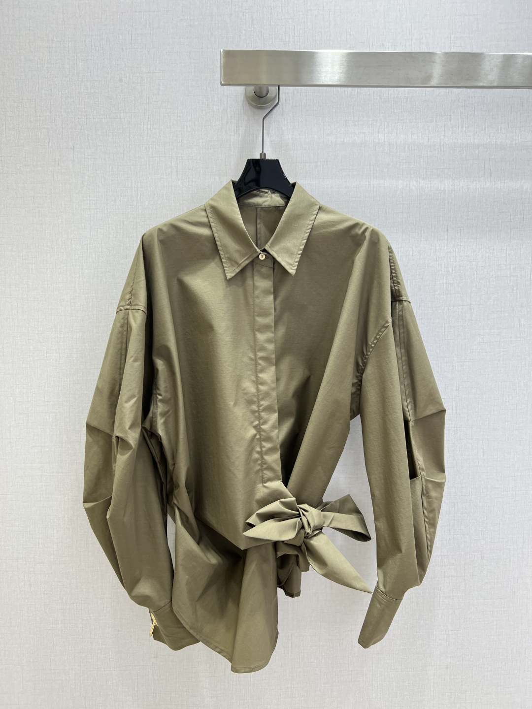 NO:791799,Highly recommended 26 early spring new style The lace-up pleated metal ring shirt breaks the mediocrity of basic shirts. The three-dimensional tailoring shirt uses DU's unique design language to reshape the definition of fashion, giving daily wear a high-level sense. DU's special pleated stand-up sleeves, the sleeves adopt three-dimensional pleating technology, and create a natural and puffy shape through precise pleat distribution. Say goodbye to the monotony of flat sleeves and show off the design ingenuity when you raise your hands. Designed side ties connect the front and back. The streamers are knotted at the front, a fashionable INS-style way of wearing, overlapping to create a layered aesthetic. The cuffs are equipped with metal eyelets and rough oval opening and closing buttons, and the bright metal texture contrasts with the silhouette of the village shirt. It is full of fashion but not ostentatious. The high-quality village shirt fabric has a natural and crisp feeling, and the upper body is stylish and not soft and not easy to wrinkle when worn in daily life. It saves the trouble of taking care of it. It can be easily held for commuting, dating, and street filming. Four colors SML code high quality AB, shirts,19860909强烈推荐 26早春新款 围裏系带捏褶金属圆环衬衫,打破基础款衬衫的平庸感,立体裁剪造型衬衫以DU特设计语言重塑时髦定义,让日常穿搭自带高JE层次感.DU特捏褶立裁袖型,袖子采用立体捏褶工艺,通过精准褶量分布打造自然膨润的造型感,告别扁平袖型的单调,抬手间尽显设计巧思.设计感侧边系带,将前后的飘带于前侧打结,INS风的时髦穿法,交叠出层次感美学.袖口搭载金属气眼与粗犷椭圆形开合扣,亮光金属质感与村衫廓形形成材质对比,时髦度拉满却不张扬.高品质村衫面料加持,自带自然挺括感,上身有型不软塌日常穿着不易起皱,省去打理的麻烦,通勤、约会、街头出片都能轻松HOLD住. 四个色 SML码 高品质AB,,shirts,,Women's clothing