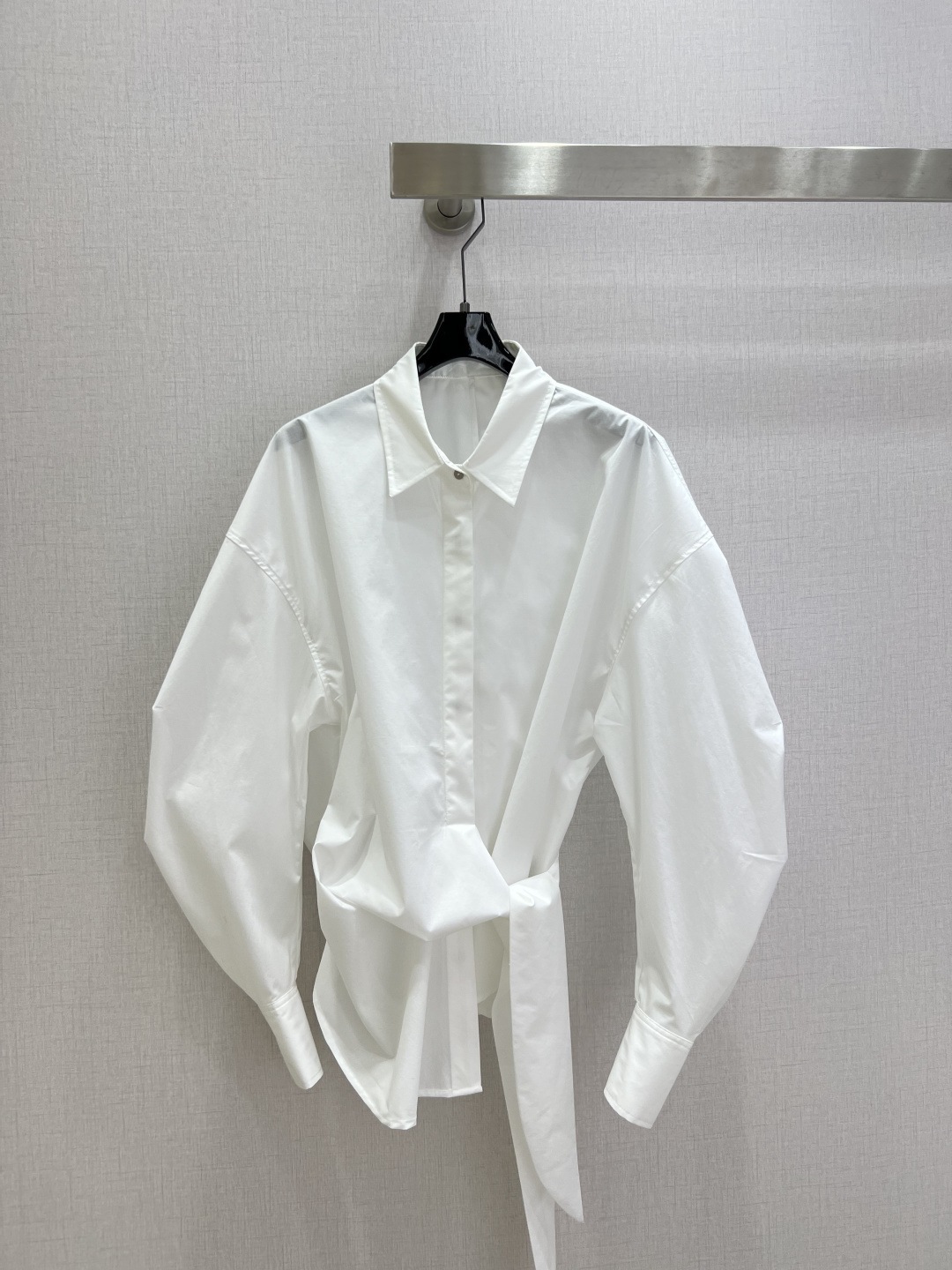 NO:791787,Highly recommended 26 early spring new style The lace-up pleated metal ring shirt breaks the mediocrity of basic shirts. The three-dimensional tailoring shirt uses DU's unique design language to reshape the definition of fashion, giving daily wear a high-level sense. DU's special pleated stand-up sleeves, the sleeves adopt three-dimensional pleating technology, and create a natural and puffy shape through precise pleat distribution. Say goodbye to the monotony of flat sleeves and show off the design ingenuity when you raise your hands. Designed side ties connect the front and back. The streamers are knotted at the front, which is a fashionable way to wear it in INS style, overlapping to create a layered aesthetic. The cuffs are equipped with metal eyelets and rough oval opening and closing buttons. The bright metal texture contrasts with the silhouette of the village shirt, making it full of fashion but not ostentatious. The high-quality village shirt fabric has a natural and crisp feeling, and the upper body is stylish and not soft and not easy to wrinkle when worn in daily life. It saves the trouble of taking care of it. It can be easily held for commuting, dating, and street filming. Four colors SML code high quality ABC, shirts,19860909强烈推荐 26早春新款 围裏系带捏褶金属圆环衬衫,打破基础款衬衫的平庸感,立体裁剪造型衬衫以DU特设计语言重塑时髦定义,让日常穿搭自带高JE层次感.DU特捏褶立裁袖型,袖子采用立体捏褶工艺,通过精准褶量分布打造自然膨润的造型感,告别扁平袖型的单调,抬手间尽显设计巧思.设计感侧边系带,将前后的飘带于前侧打结,INS风的时髦穿法,交叠出层次感美学.袖口搭载金属气眼粗犷椭圆形开合扣,亮光金属质感与村衫廓形形成材质对比,时髦度拉满却不张扬.高品质村衫面料加持,自带自然挺括感,上身有型不软塌日常穿着不易起皱,省去打理的麻烦,通勤、约会、街头出片都能轻松HOLD住. 四个色 SML码 高品质ABC,,shirts,,Women's clothing