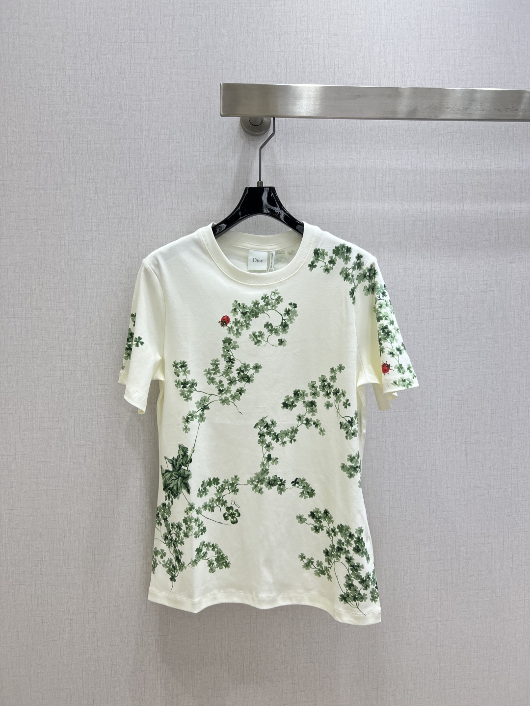 NO:793818,Highly recommended 26th early spring new product, four-leaf clover all-over printed short-sleeved T-shirt, exquisite version, slimming the upper body!  Customized latest craftsmanship, low-key luxury!  Fashionable must-have items to unlock all outfits!  The classic version is versatile and easy to wear!  One color SML code high quality ABC,,T-shirt,tees,t-shirt,19860909强烈推荐 26早春新品 四叶草满印短袖T恤 精致版型上身巨显瘦！定制最新工艺 低调奢华！时髦精必备单品解锁所有穿搭！经典版型百搭不挑人！一个色 SML码 高品质ABC,,T-shirt,tees，t-shirt,,Women's clothing