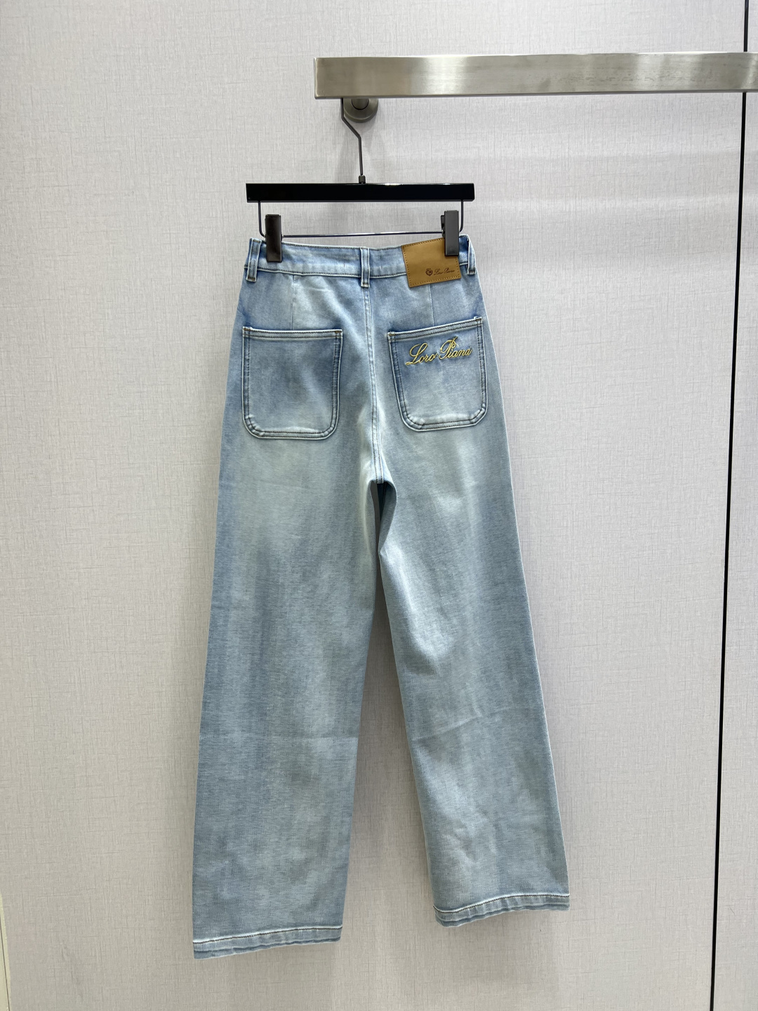 NO:794818,Highly recommended for the early spring of 26. Straight-leg denim trousers with embroidered leather brand. The fabric with gold-thread embroidered logo is elastic. The relaxed and loose straight version is comfortable for the upper body and can also modify the shape of the legs. It visually lengthens the proportion of the legs and makes the legs look straight and thin. The pocket three-dimensional embroidery combines high-end elegance. One color. 2627282930 code. High-quality ABC,,19860909强烈推荐 26早春新款 刺绣皮牌直筒牛仔长裤 金线刺绣logo面料有弹性 随性松弛的宽松直筒版型 上身舒适同时还能修饰腿型 视觉拉长了腿部比例 显得腿又直又细 口袋立体刺绣高级优雅相结合 一个色 2627282930码 高品质ABC,,,Women's clothing