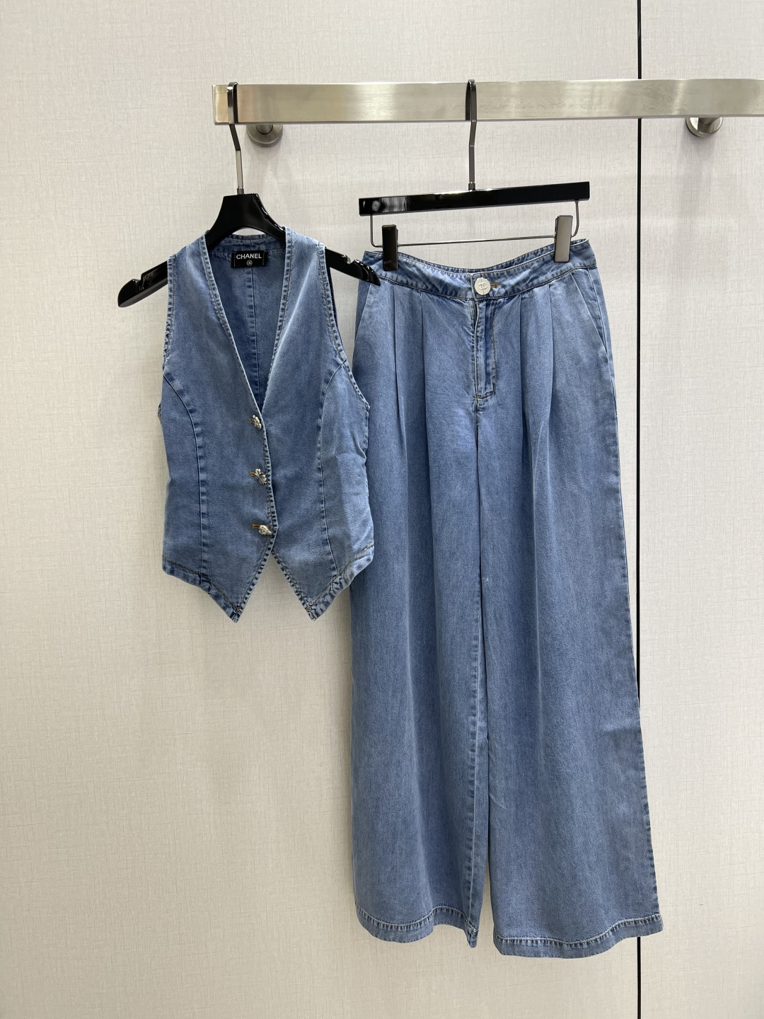 NO:794732,Highly recommended for the early spring of 26. Sleeveless vest and denim trousers suit. Various buttons to match the denim suit. Vest top + straight wide-leg pants. A super tall set. The upper body has a long-leg proportion. It is made of light and thin washed denim fabric. It feels soft and comfortable. It looks great in one set. One color, SML code, high quality ABC,,19860909强烈推荐 26早春新款 无袖马甲牛仔长裤套装 多样扣搭配牛仔套装 马甲上衣+直筒阔腿裤 超级显高的一套 上身就是长腿比例无疑了 采用了轻薄款洗水牛仔面料 手感软糯舒服 一套搭太好看了 一个色 SML码 高品质ABC,,,Women's clothing