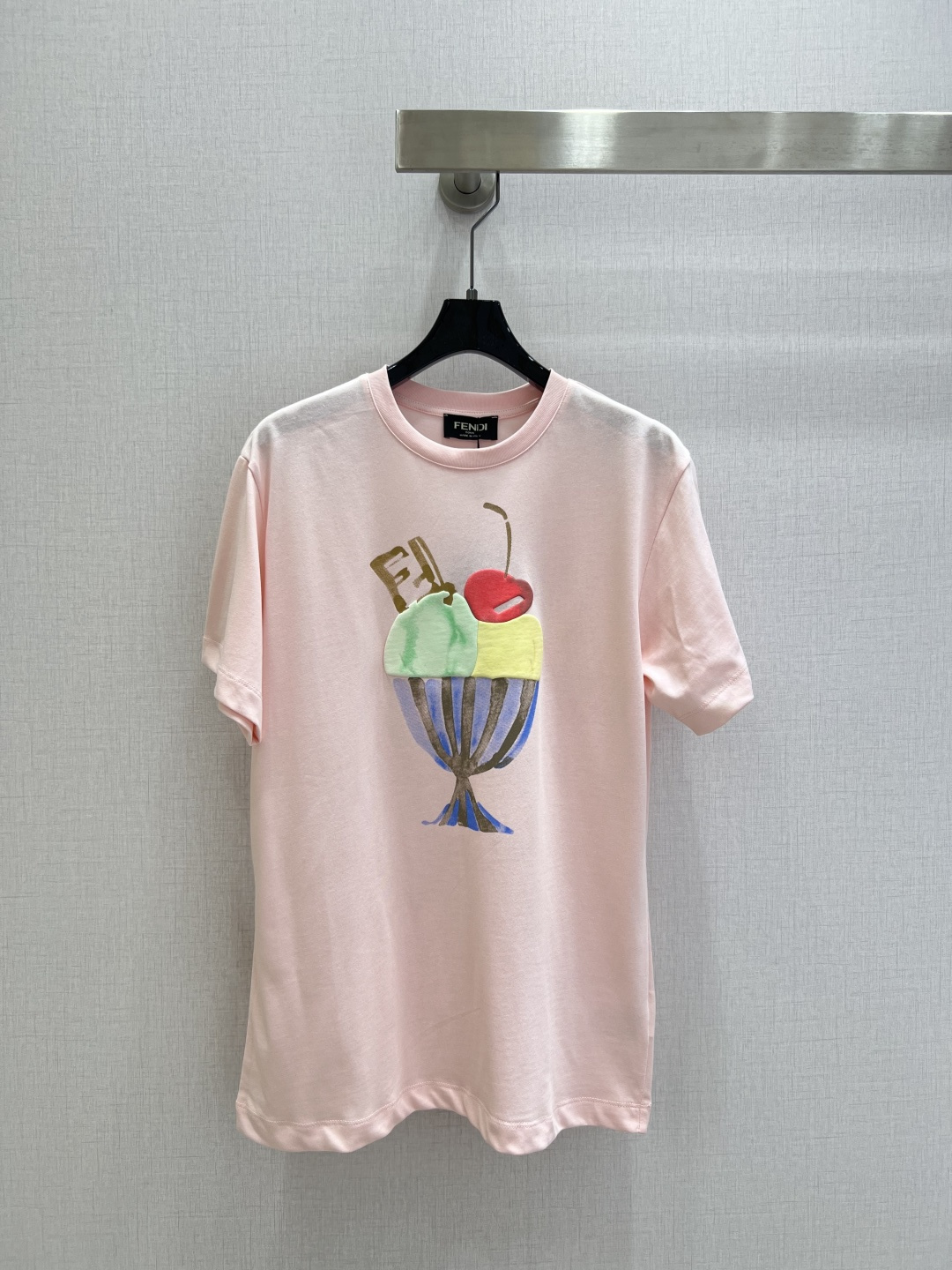 NO:794730,Highly recommended 26 early spring new ice cream printed short-sleeved T-shirt, high-end fabrics, versatile version, the upper body feels comfortable to anyone who wears it!  The classic colors are elegant and high-end, a must-have for daily wear!  Two colors SML code high quality ABC,,T-shirt,tees,t-shirt,19860909强烈推荐 26早春新款 冰淇淋印花短袖T恤 高订面料,百搭版型 ,上身的触感谁穿谁知道的舒服！经典颜色都是气质又高级,日常穿搭必备！两个色 SML码 高品质ABC,,T-shirt,tees，t-shirt,,Women's clothing