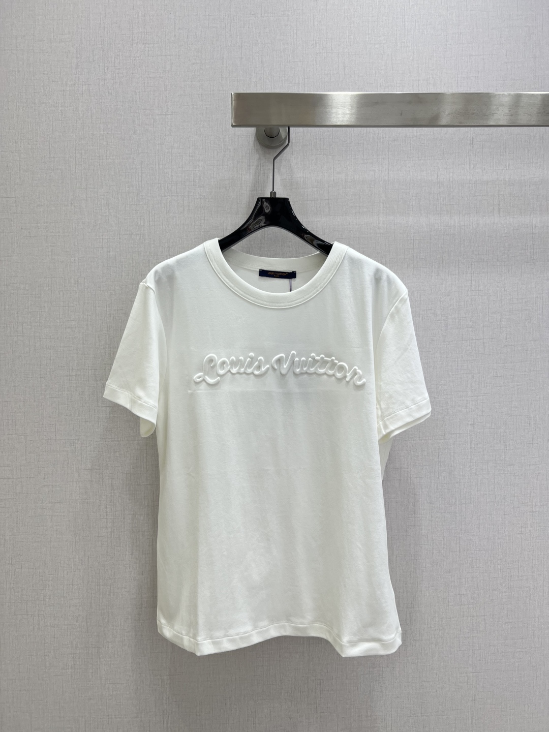 NO:795321,Highly recommended 26 early spring new style short-sleeved T-shirt with three-dimensional letters. High-end fabrics, versatile version. Whoever wears it will know how comfortable it feels on the upper body!  The classic colors are elegant and high-end, a must-have for daily wear!  One color SML code high quality ABC,,T-shirt,tees,t-shirt,19860909强烈推荐 26早春新款 立体字母短袖T恤 高订面料,百搭版型 上身的触感谁穿谁知道的舒服！经典颜色都是气质又高级,日常穿搭必备！一个色 SML码 高品质ABC,,T-shirt,tees，t-shirt,,Women's clothing