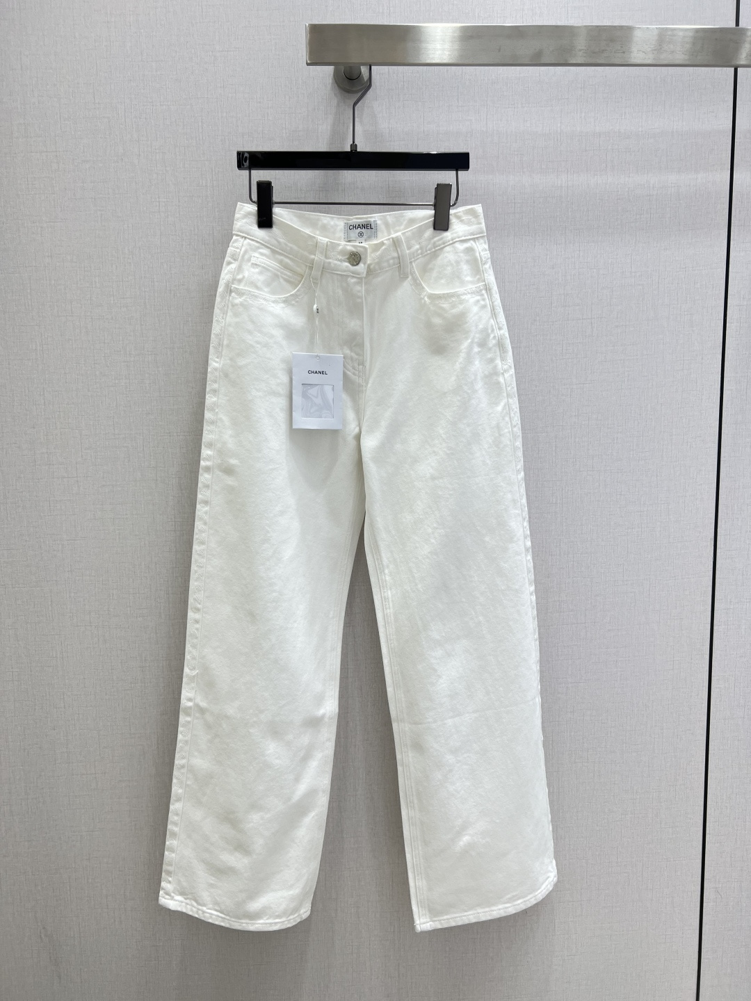 NO:796826,Highly recommended for the early spring of 26, new denim trousers with embroidered waistband. Made of refreshing white cow specially for spring and summer. The light and breathable fabric has its own cooling feeling. High-waisted and wide-leg tailoring optimizes proportions in one second and accommodates leg shapes. It is matched with waist chain embroidery and double C buttons to perfectly blend casualness and sophistication. It is a versatile weapon that can 'win a lot effortlessly' in your spring and summer wardrobe. One color SML code, high quality ABC,,19860909强烈推荐 26早春新款 腰头刺绣牛仔长裤 专为春夏打造的清爽白牛,轻薄透气面料自带降温感.高腰阔腿剪裁,一秒优化比例、包容腿型,搭配腰头链式刺绣与双C纽扣,让休闲与精致完美融合,是你春夏衣橱里“毫不费力赢很大”的百搭利器.一个色 SML码 高品质ABC,,,Women's clothing